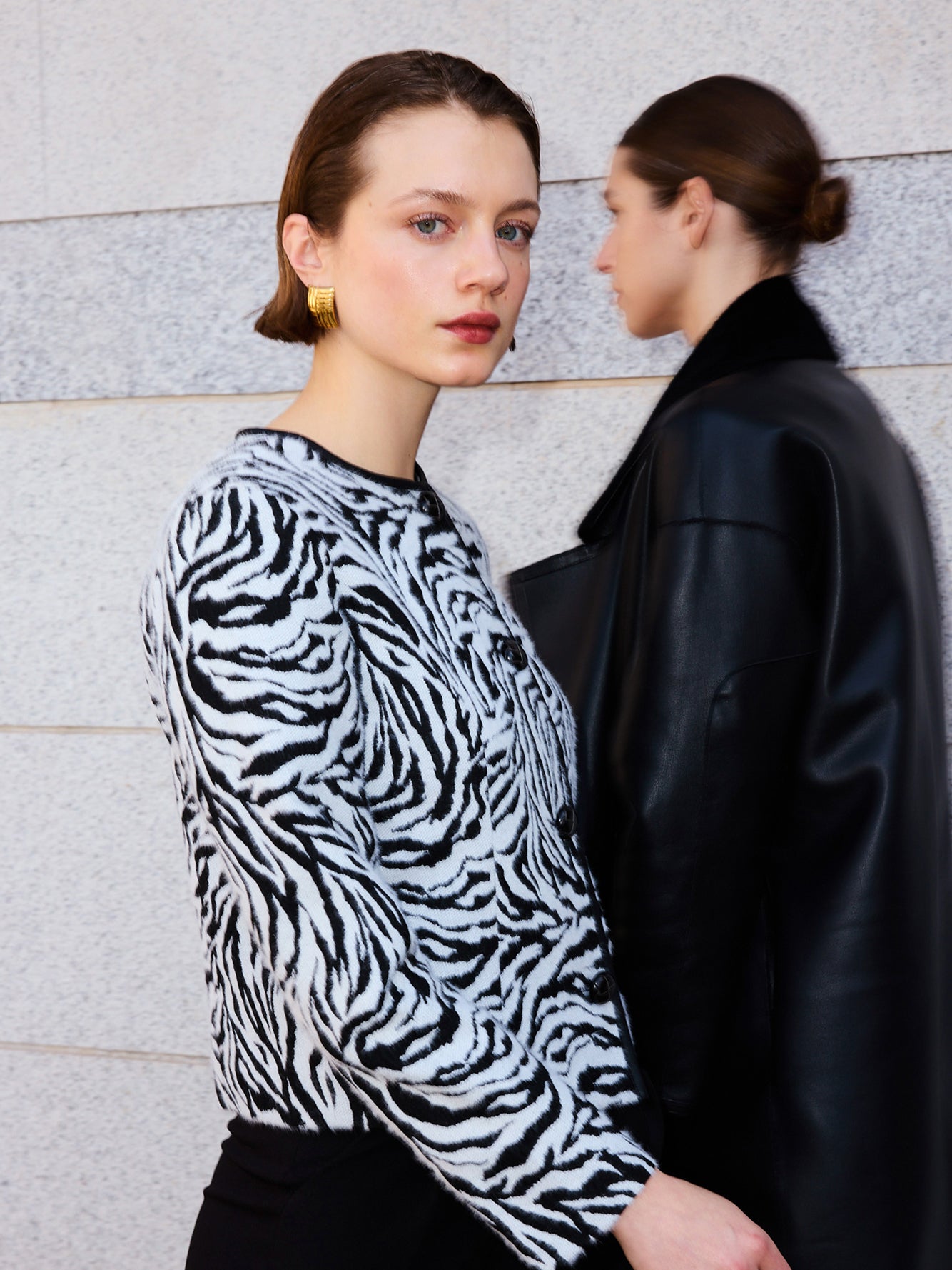 mioh | FALLS CEBRA - Chaqueta cuello redondo tejido cebra. Vestidos de fiesta para invitadas de boda perfectas. Marca española de moda