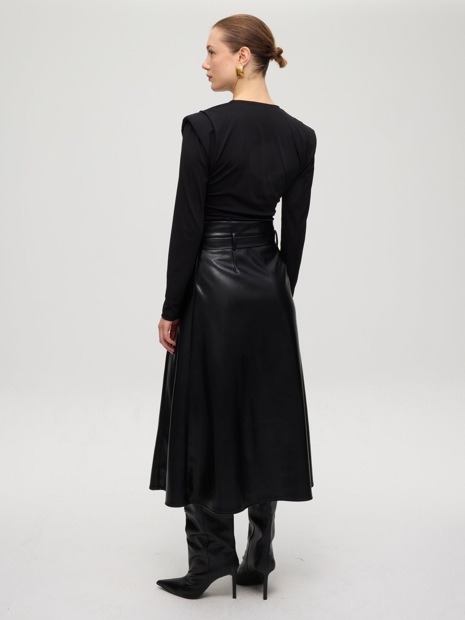 mioh | BAY - Top escote en pico drapeado negro. Vestidos de fiesta para invitadas de boda perfectas. Marca española de moda