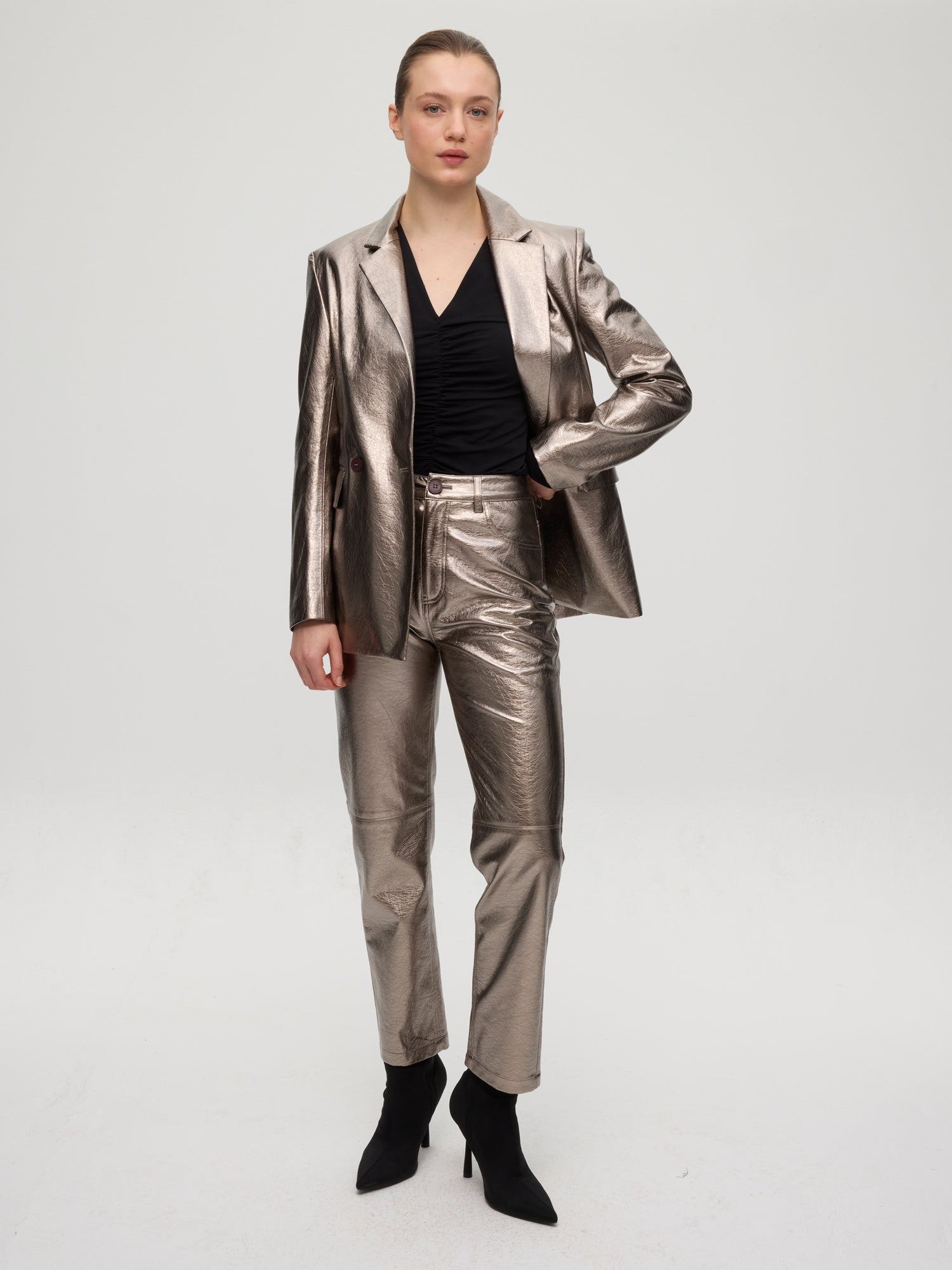 mioh | BIG METAL - Blazer cruzada plata. Vestidos de fiesta para invitadas de boda perfectas. Marca española de moda