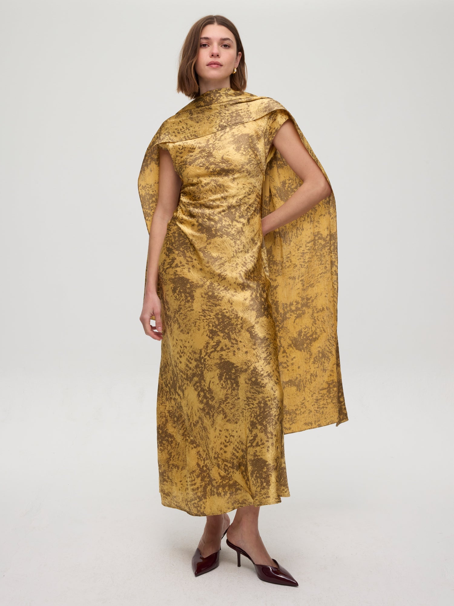 mioh | CAIRO GOLD - Capa fular dorado y marrón. Vestidos de fiesta para invitadas de boda perfectas. Marca española de moda
