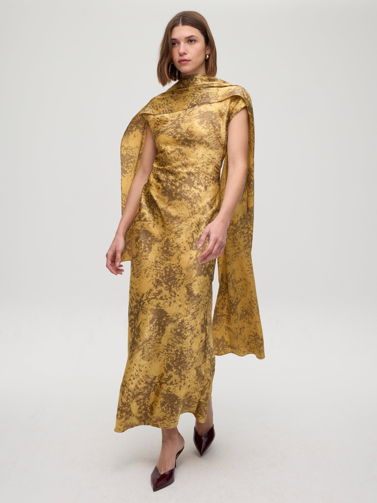 mioh | CAIRO GOLD - Capa fular dorado y marrón. Vestidos de fiesta para invitadas de boda perfectas. Marca española de moda