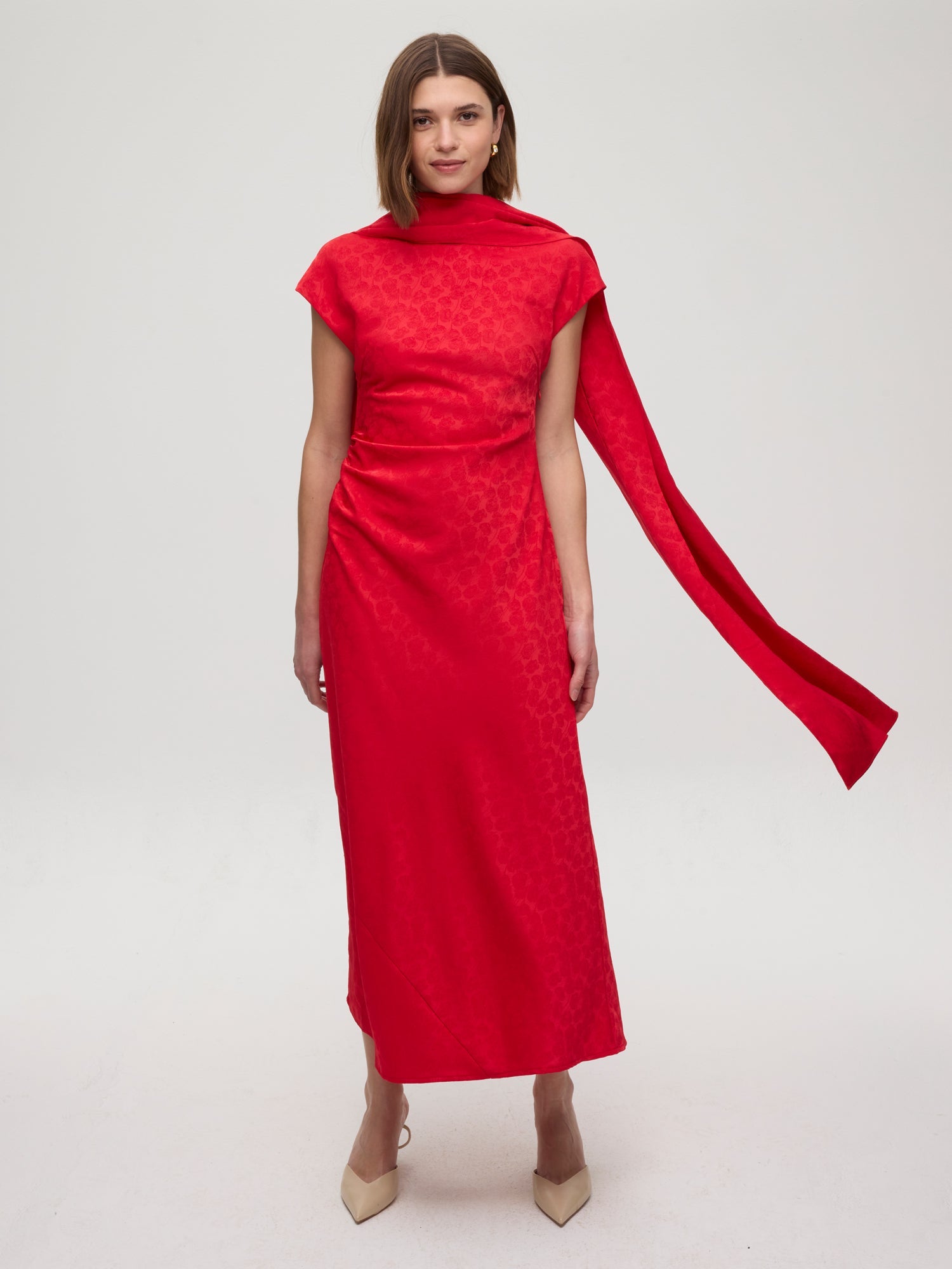 mioh | CAIRO RED - Capa fular JCQRD flores rojo. Vestidos de fiesta para invitadas de boda perfectas. Marca española de moda