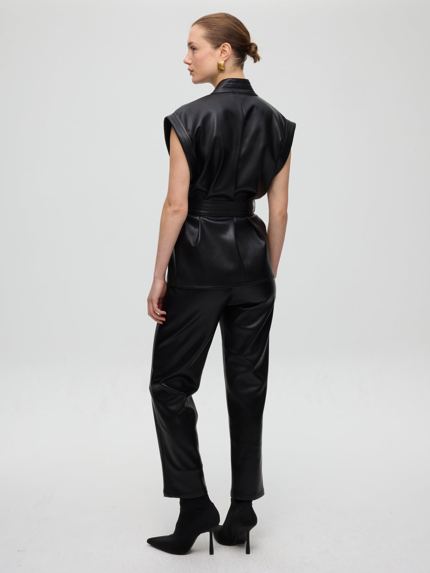 mioh | CHRYSLER - Chaleco de efecto piel negro. Vestidos de fiesta para invitadas de boda perfectas. Marca española de moda