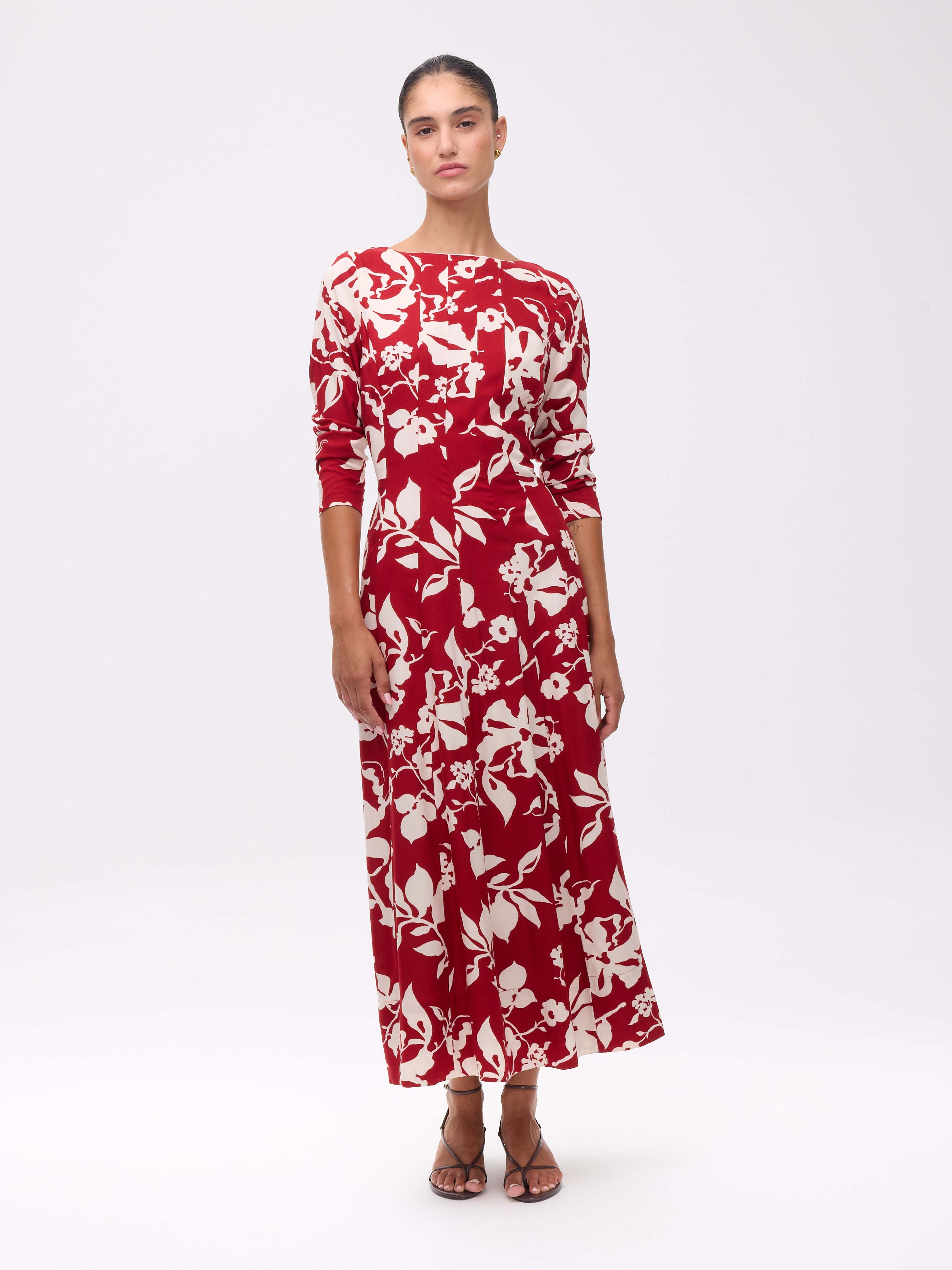 CORDELIA RED - Vestido largo rojo con flores blancas, para invitadas de boda, fiesta y eventos de primvera y verano. MIOH es la marca española de vestidos de fiesta mas de moda, preferida por influencers y famosas de España