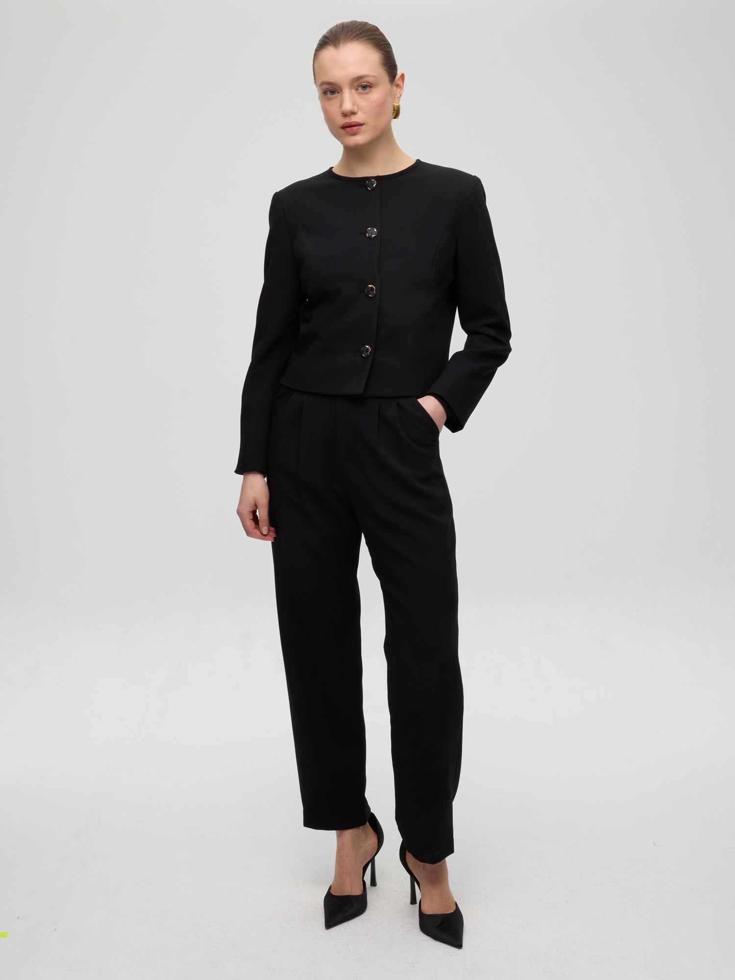 mioh | FORT JACKET - Chaqueta cuello redondo negra botones. Vestidos de fiesta para invitadas de boda perfectas. Marca española de moda