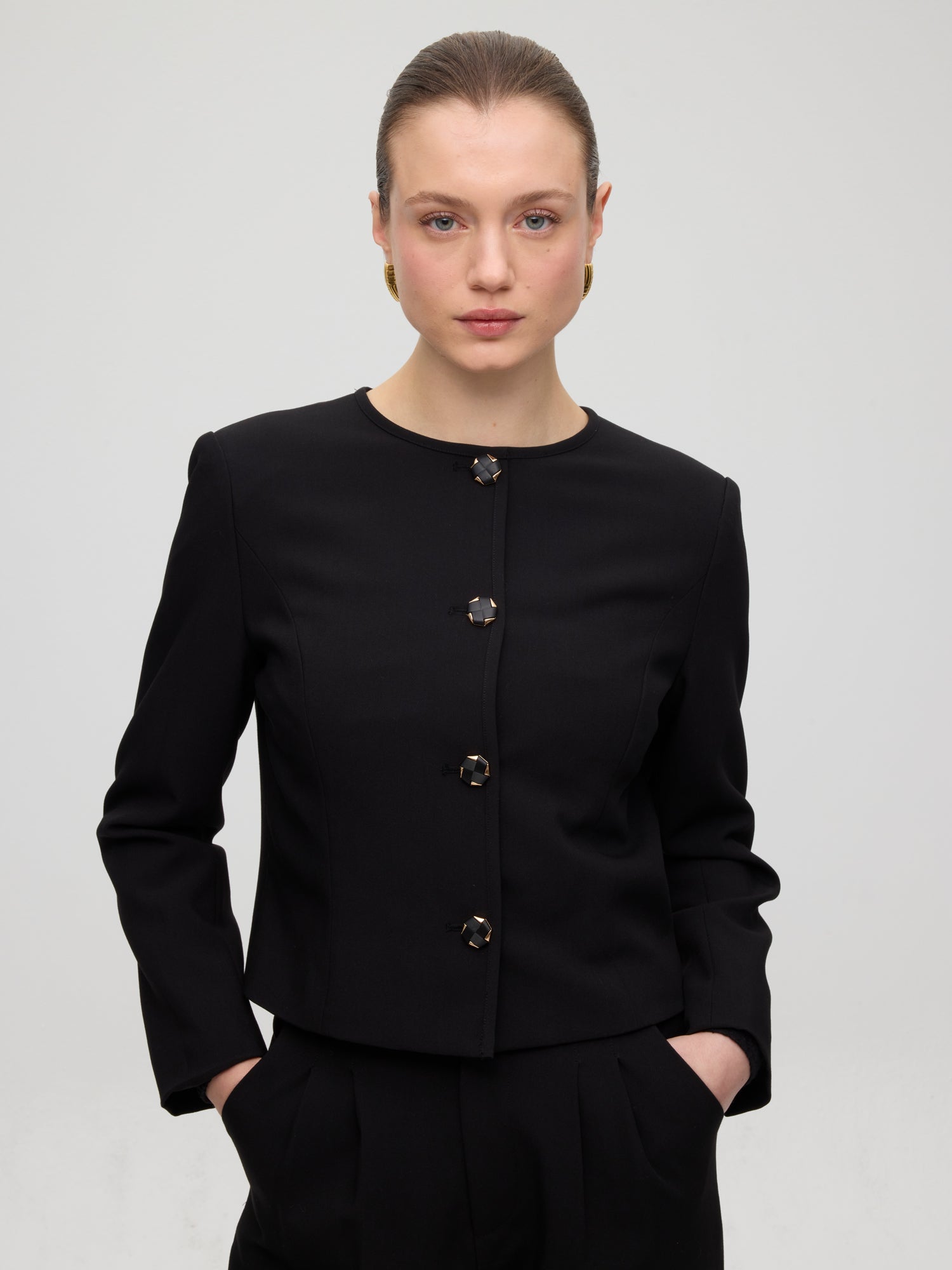mioh | FORT PANT - Pantalón pinza negro. Vestidos de fiesta para invitadas de boda perfectas. Marca española de moda