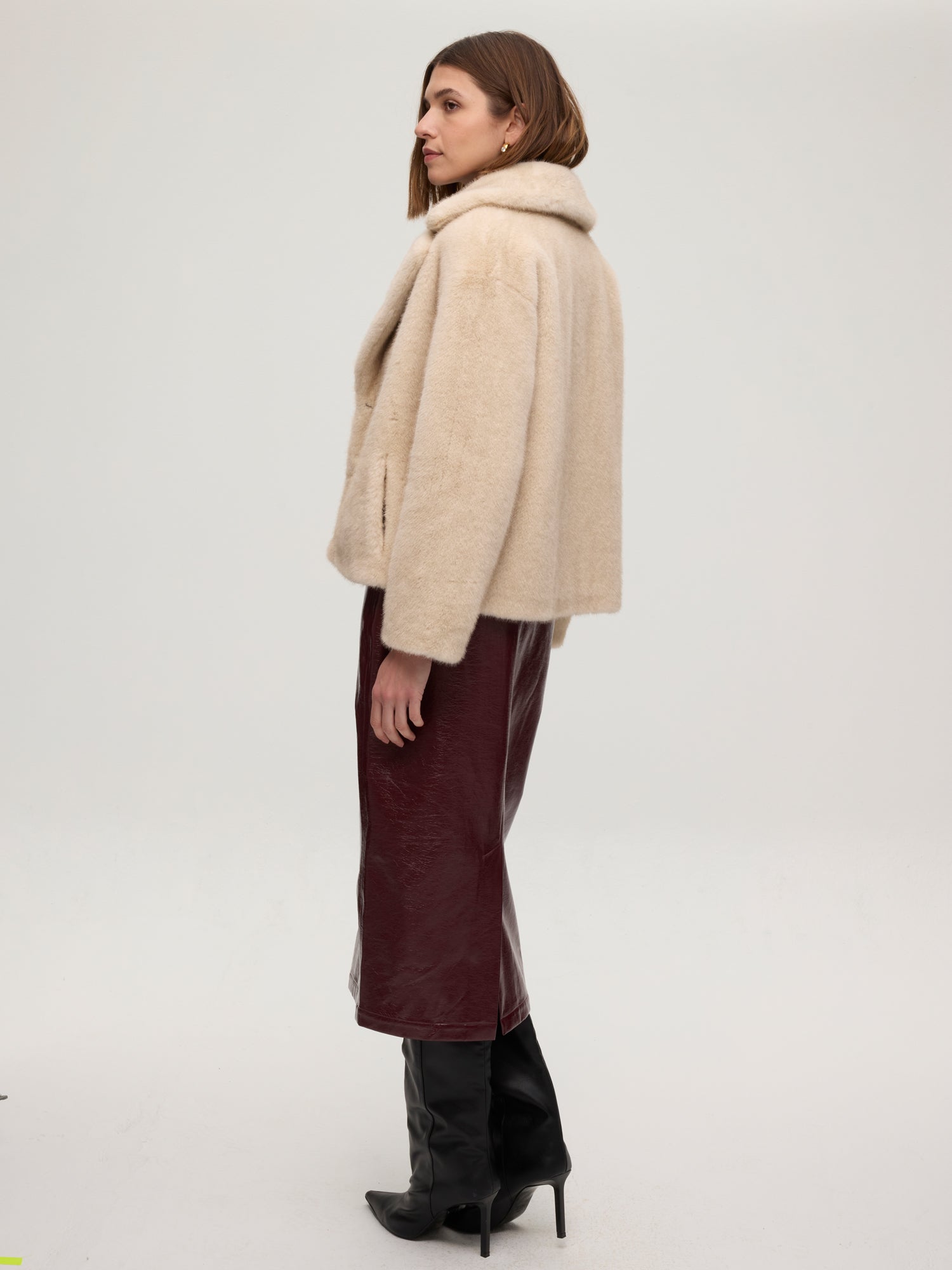 mioh | FREEWAY ECRU - Chaquetón corto faux fur ecru. Vestidos de fiesta para invitadas de boda perfectas. Marca española de moda
