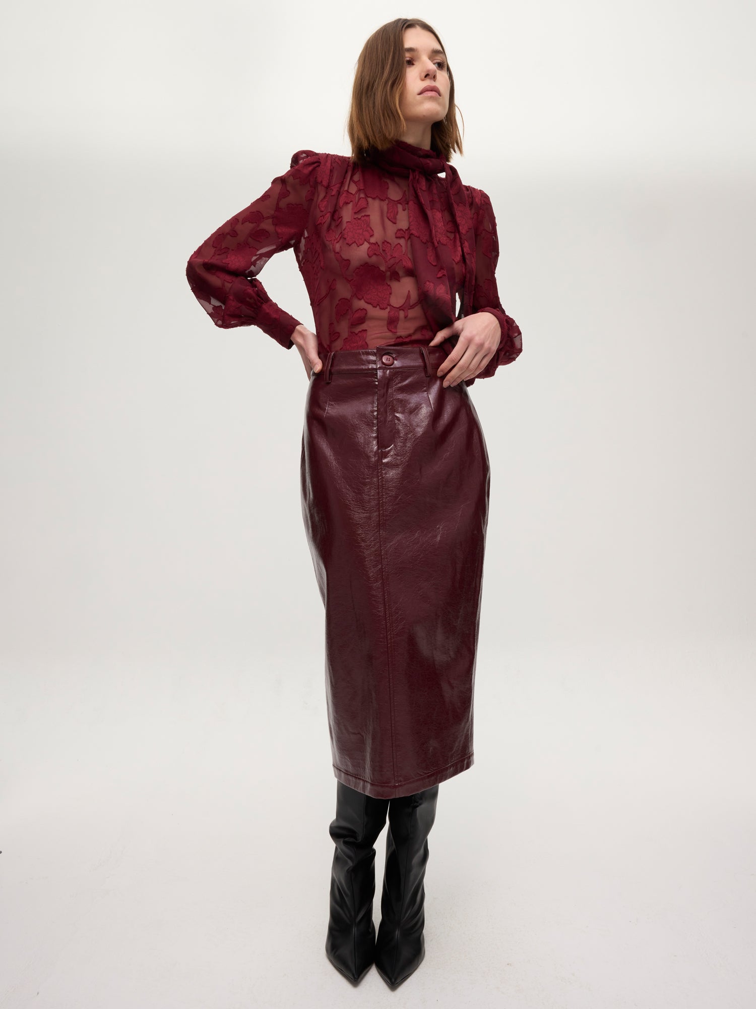 mioh | LOTUS GRANA - Falda granate recta vinilo. Vestidos de fiesta para invitadas de boda perfectas. Marca española de moda