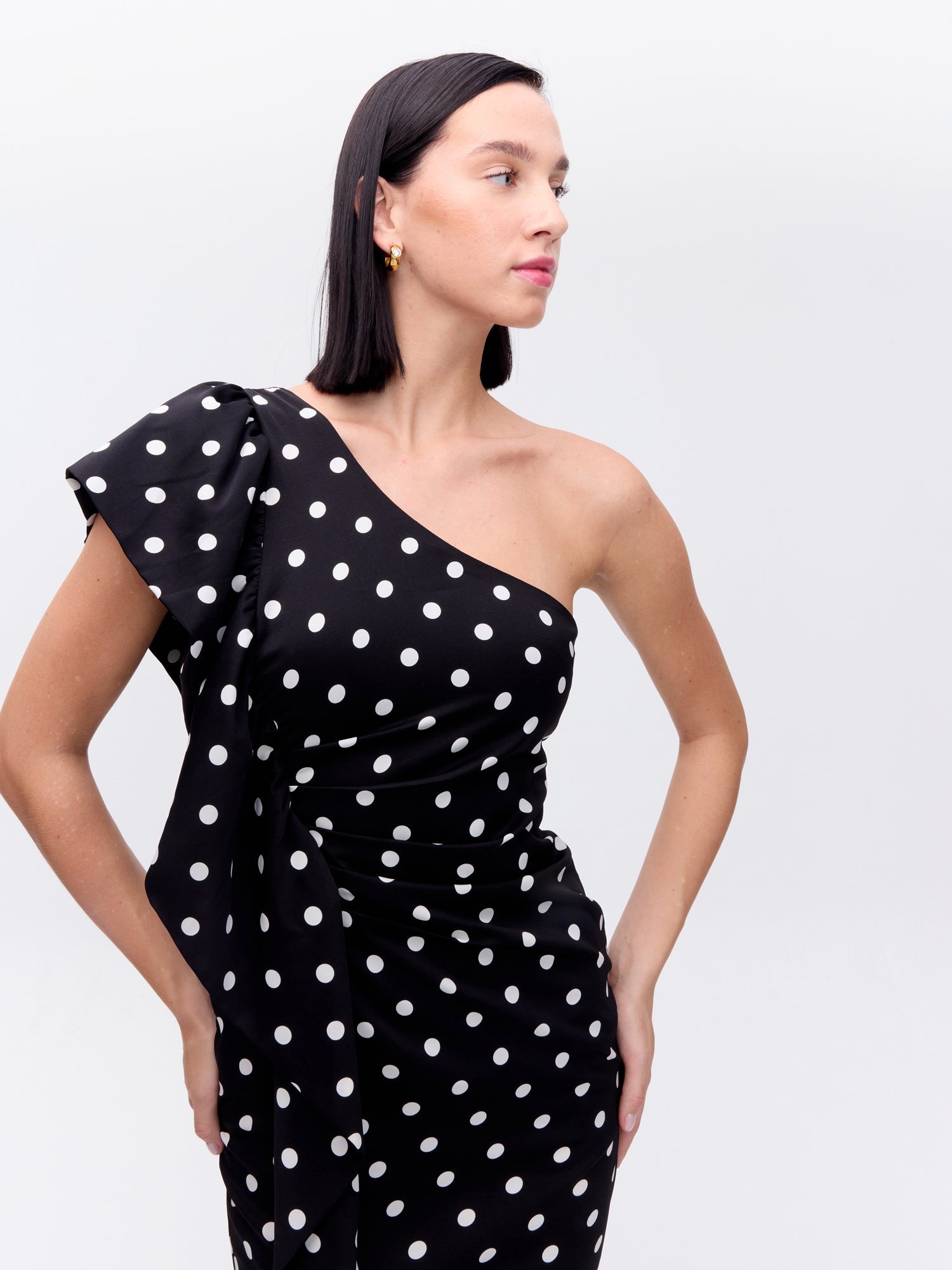 MIOH | LUNAR - Vestido corto asimétricoétrico de lunares negro para invitada de boda