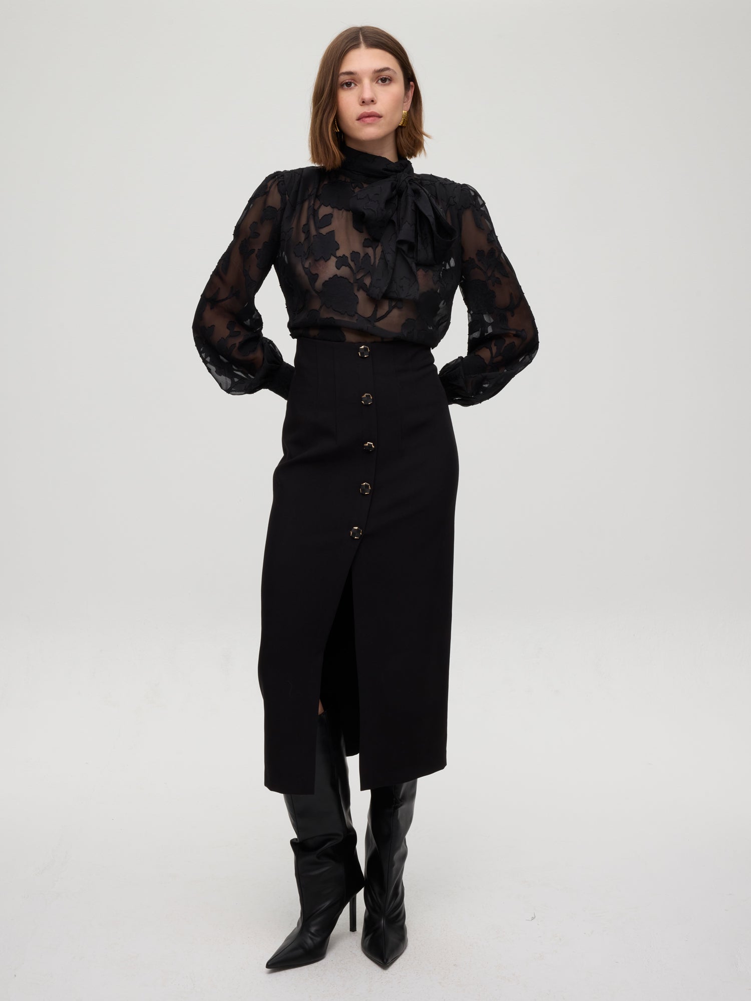 mioh | MONT BLACK - Camisa cuello alto con lazada flores. Vestidos de fiesta para invitadas de boda perfectas. Marca española de moda