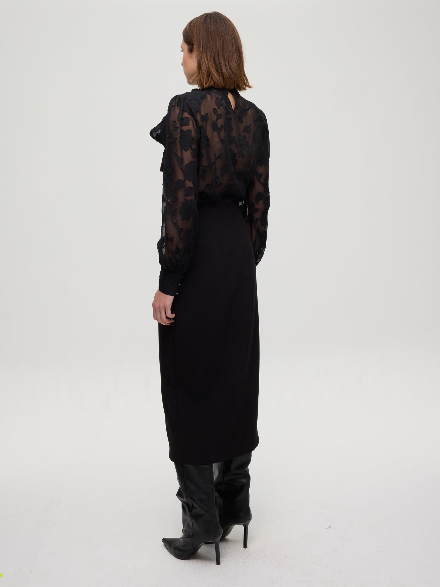 mioh | MONT BLACK - Camisa cuello alto con lazada flores. Vestidos de fiesta para invitadas de boda perfectas. Marca española de moda