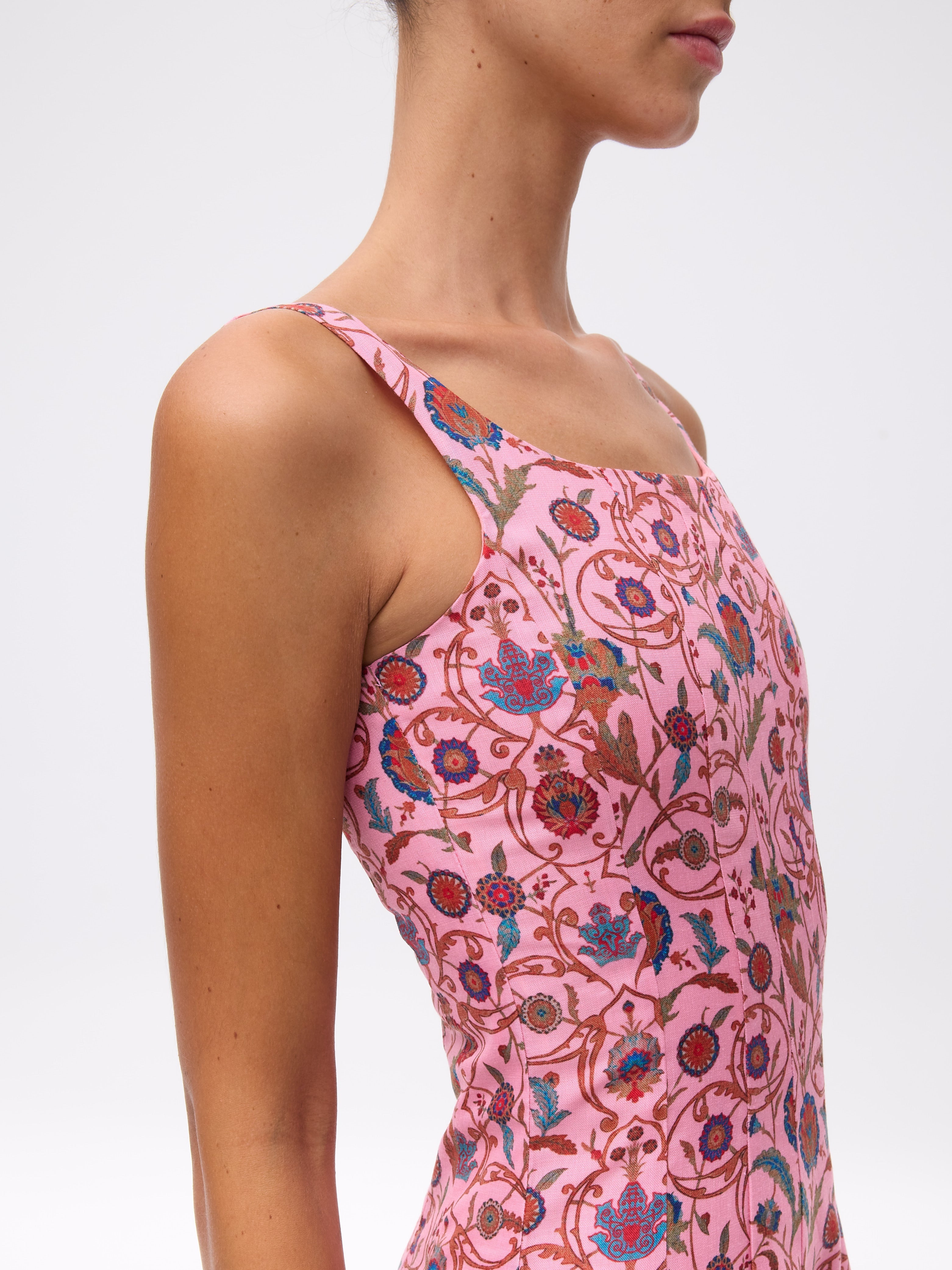 OTHELLO PINK - Vestido largo rosa con estampado floral, perfecto para invitadas de boda y fiesta spring summer. MIOH es la marca de vestidos de invitada de boda y fiesta de referencia en España