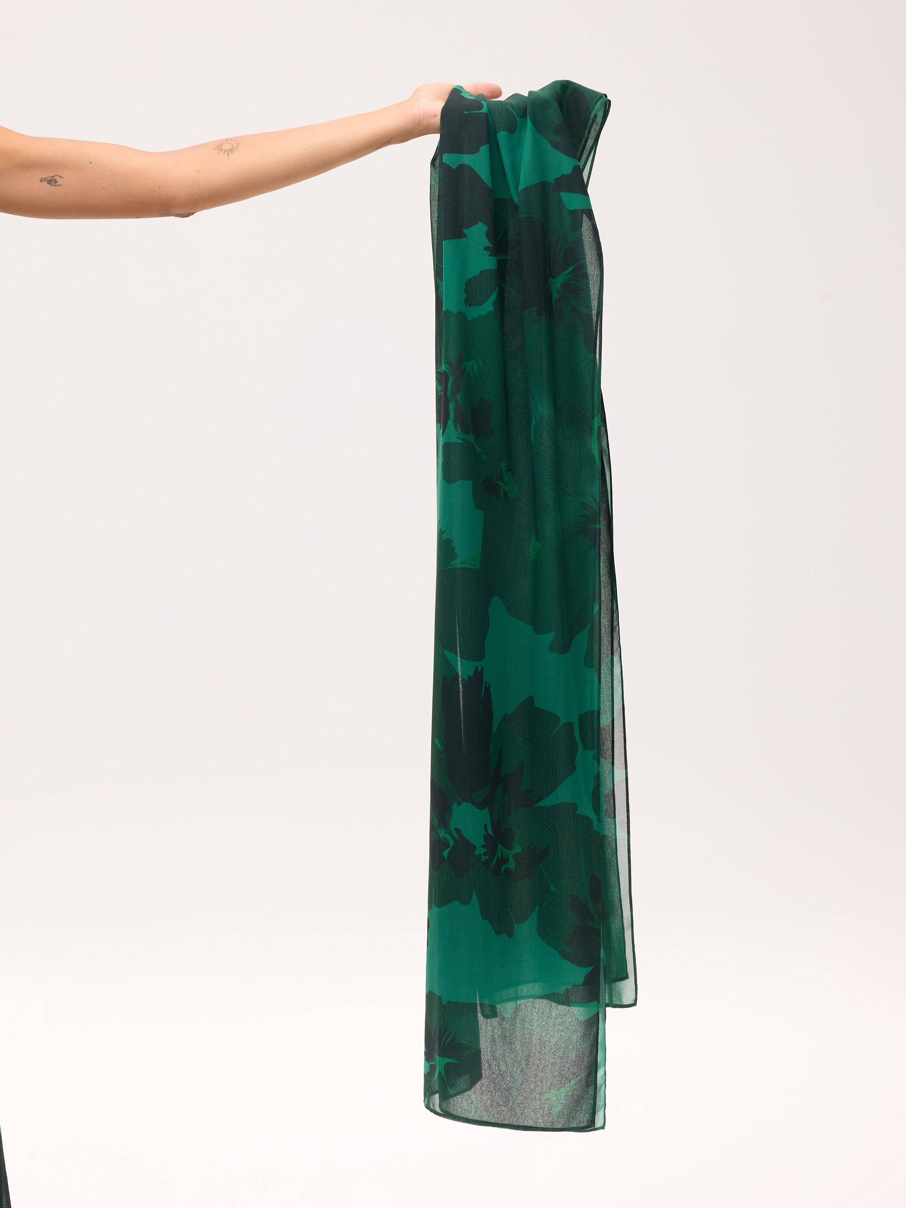 SHAKESPEARE GREEN - Vestido fluido volantes estampado floral, de fiesta e invitada de boda y evento primavera verano. MIOH es la marca que eligen las influencers de España para sus eventos, como bodas y fiestas