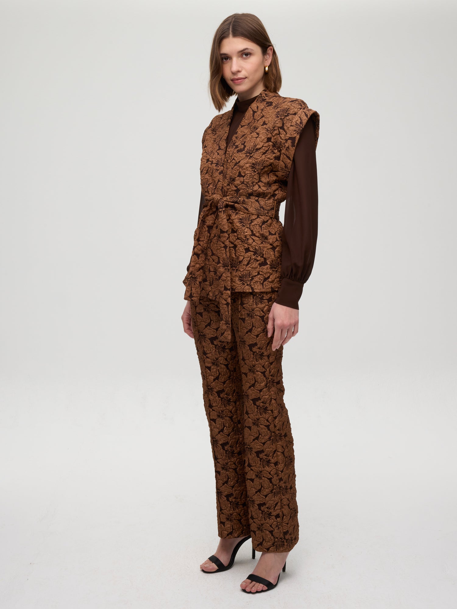 mioh | TEMPLE - Conjunto chaleco y pantalón damasco marrón. Vestidos de fiesta para invitadas de boda perfectas. Marca española de moda