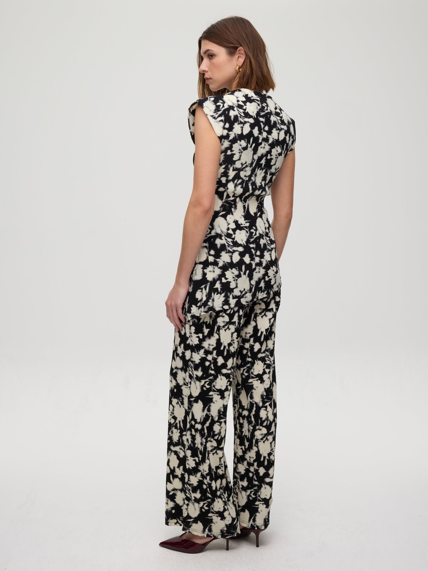 mioh | VILLA TOP - Top asimétrico flores plisado. Vestidos de fiesta para invitadas de boda perfectas. Marca española de moda