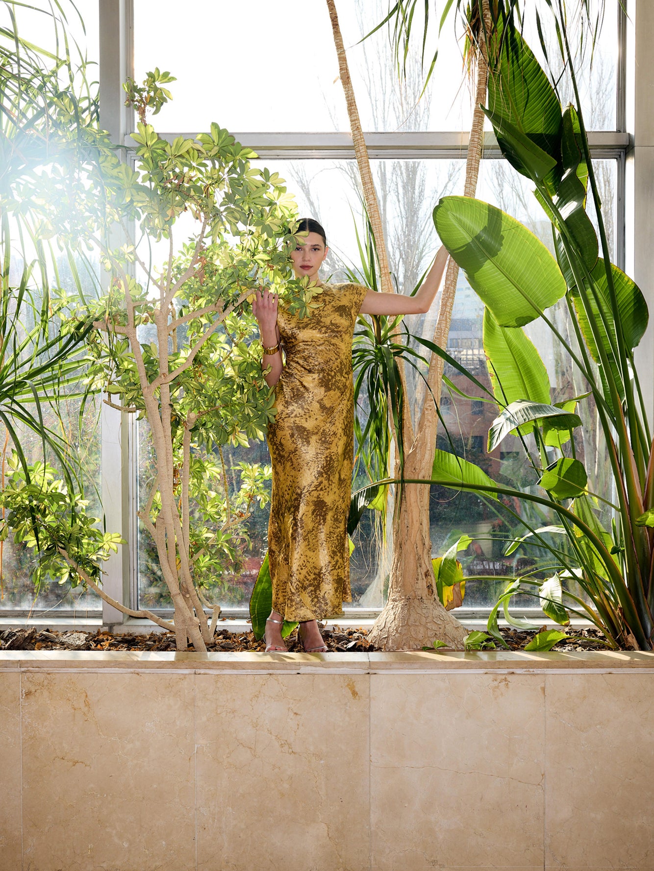 mioh | KEOPS GOLD + CAIRO GOLD  - Vestido midi al bies amarillo y topo nacarado con capa