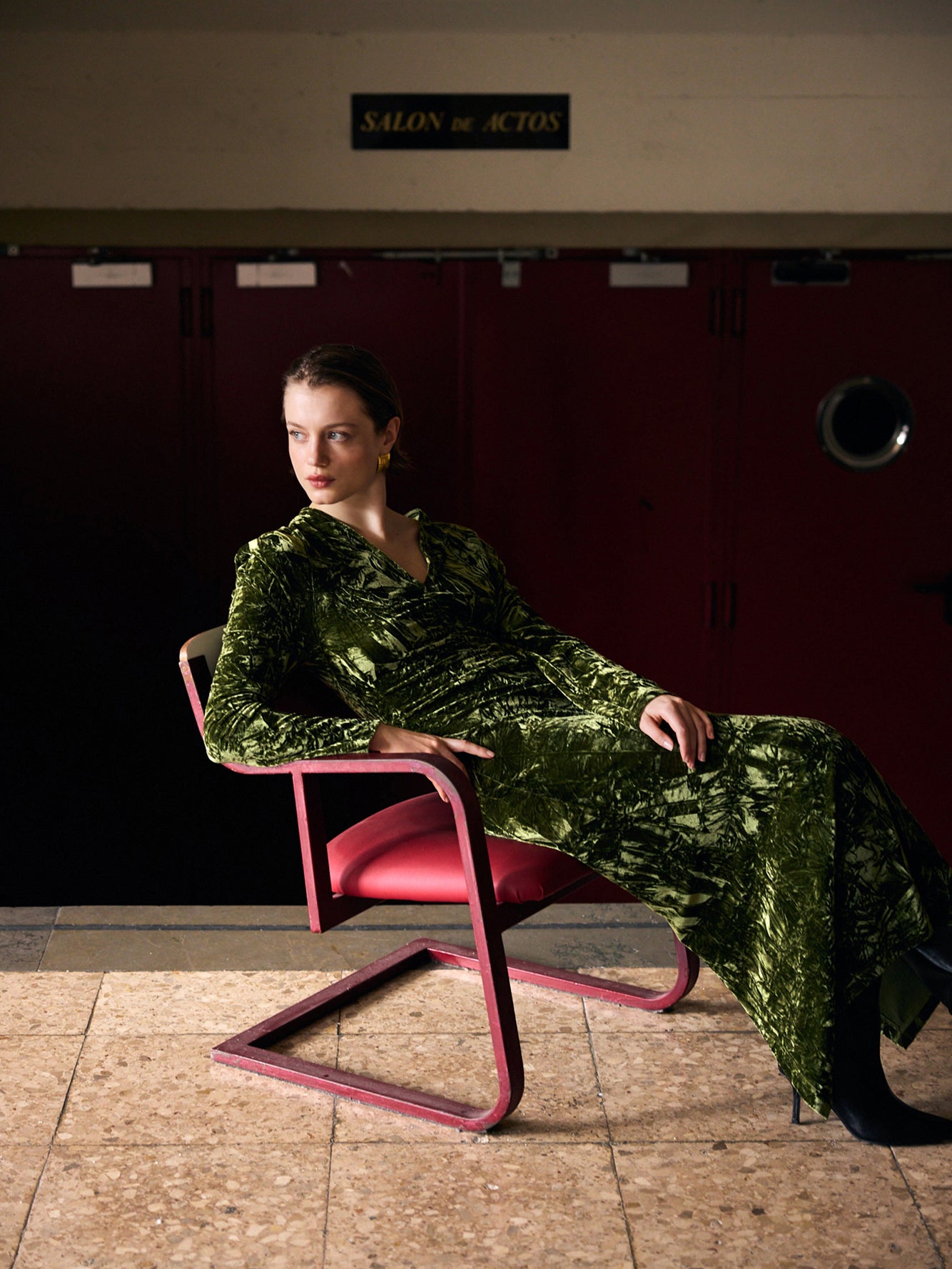 mioh | GETTY GREEN - Vestido midi drapeado cuello pico terciopelo. Vestidos de fiesta para invitadas de boda perfectas. Marca española de moda
