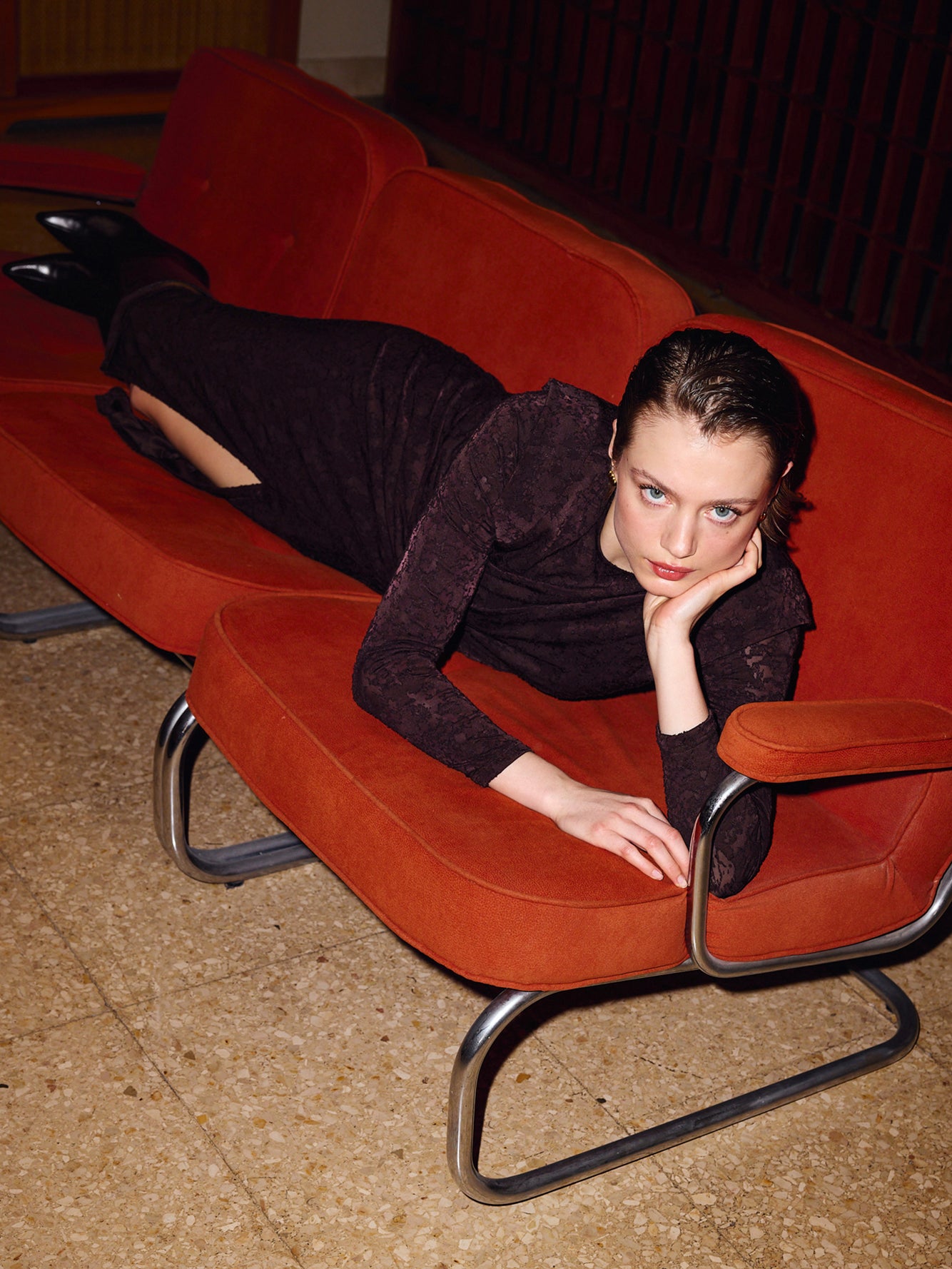 mioh | FOSTER BROWN - Vestido marrón tejido relieve hombreras marcadas. Vestidos de fiesta para invitadas de boda perfectas. Marca española de moda