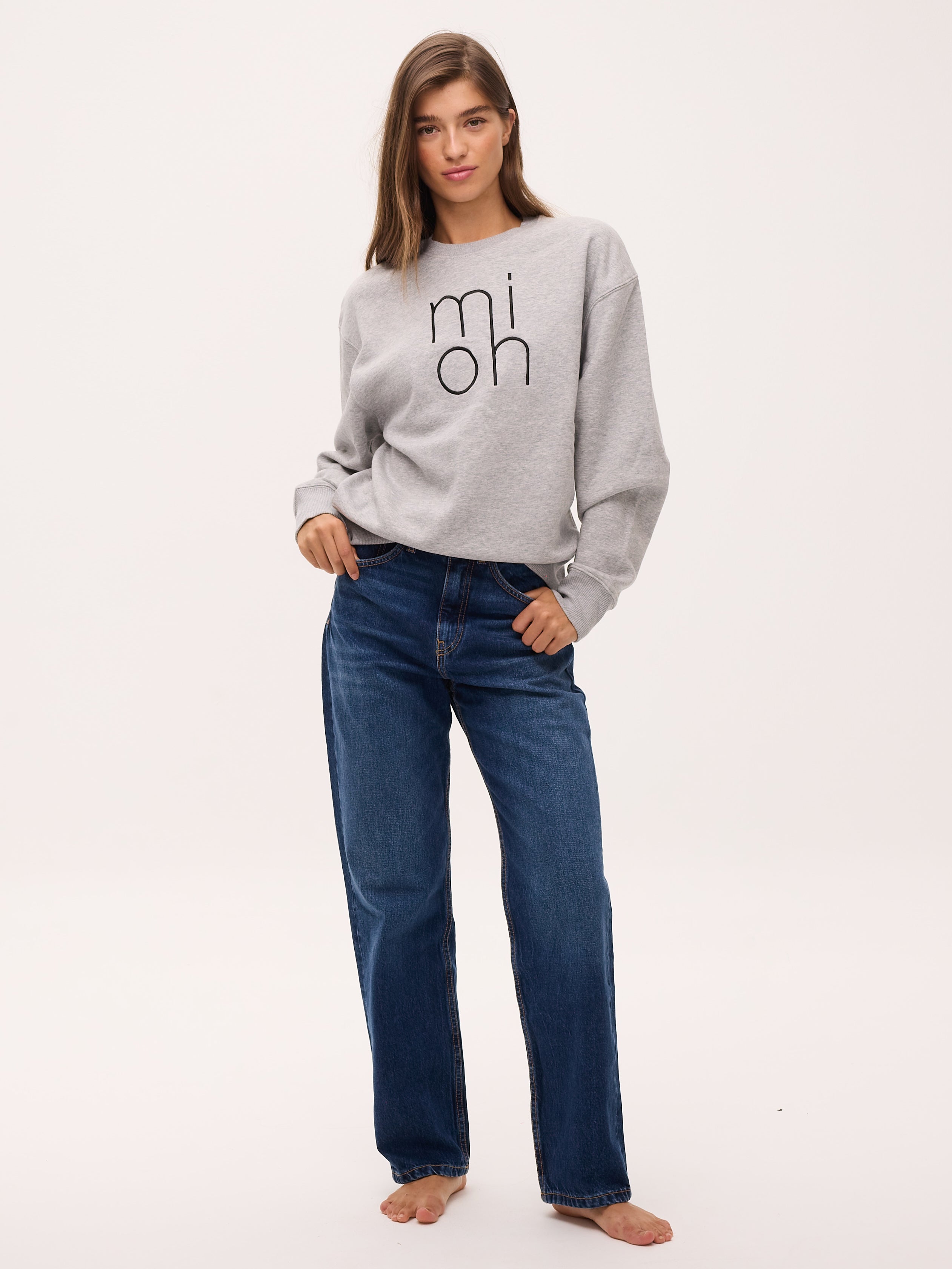 mioh | ONLY GREY - Sudadera bordada algodón orgánico. Sudadera oversize bordada con el logo de MIOH en tejido de algodón orgánico. Color gris. Te la pondrás un montón. Heavyweight 350 gsm.