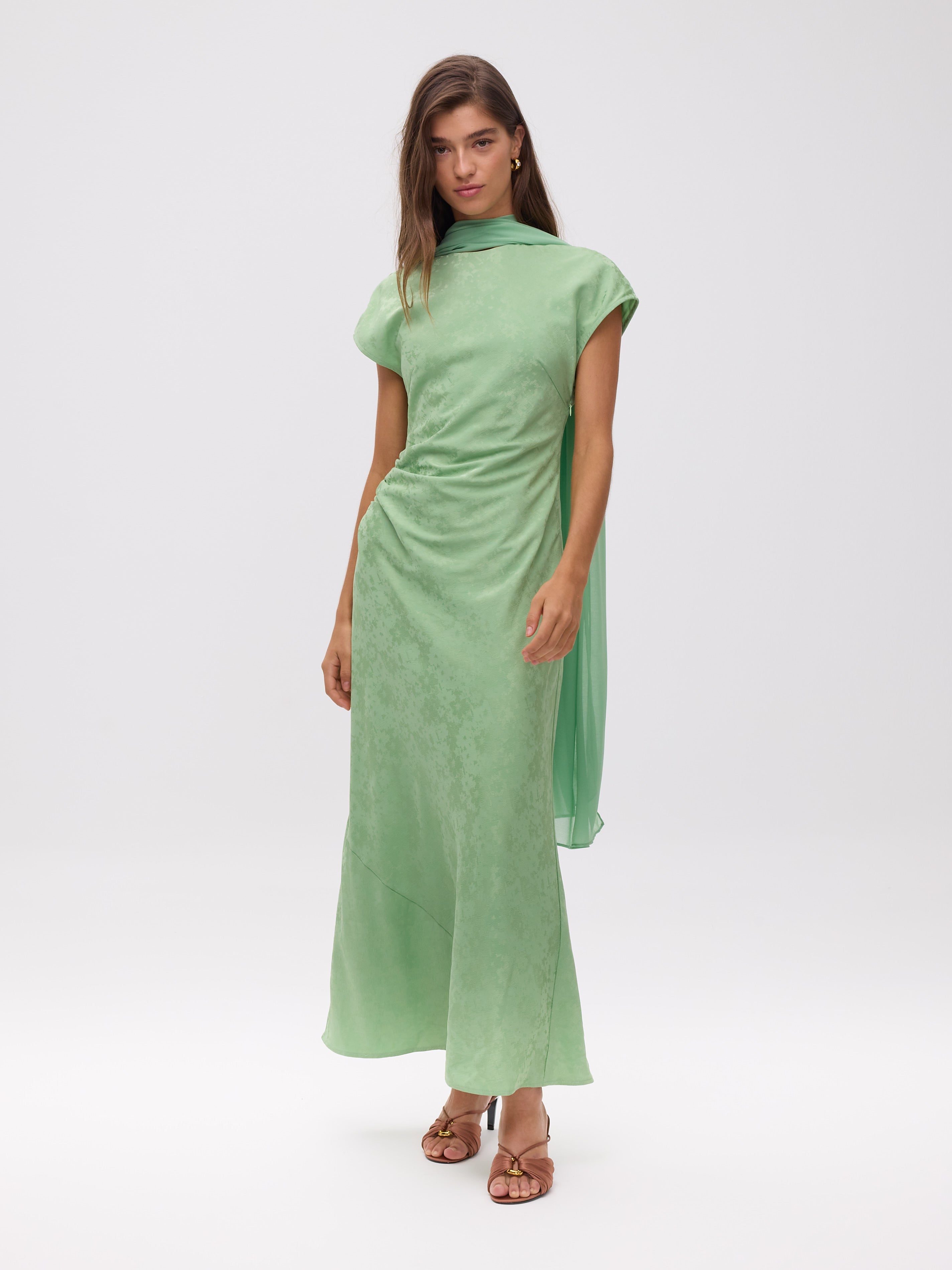 ADRIANA GREEN - Vestido midi verde menta, para ser la invitada de boda perfecta y fiesta esta primavera verano. MIOH es la marca de vestidos de invitada de boda y fiesta de referencia en España
