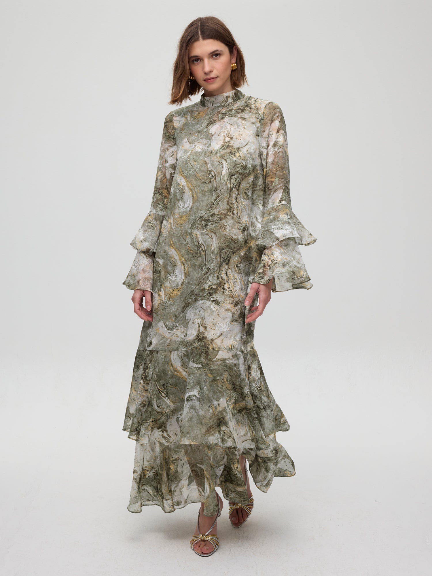 mioh | ATHOS GREEN - Vestido + Capa larga estampado verde. Vestidos de fiesta para invitadas de boda perfectas. Marca española de moda