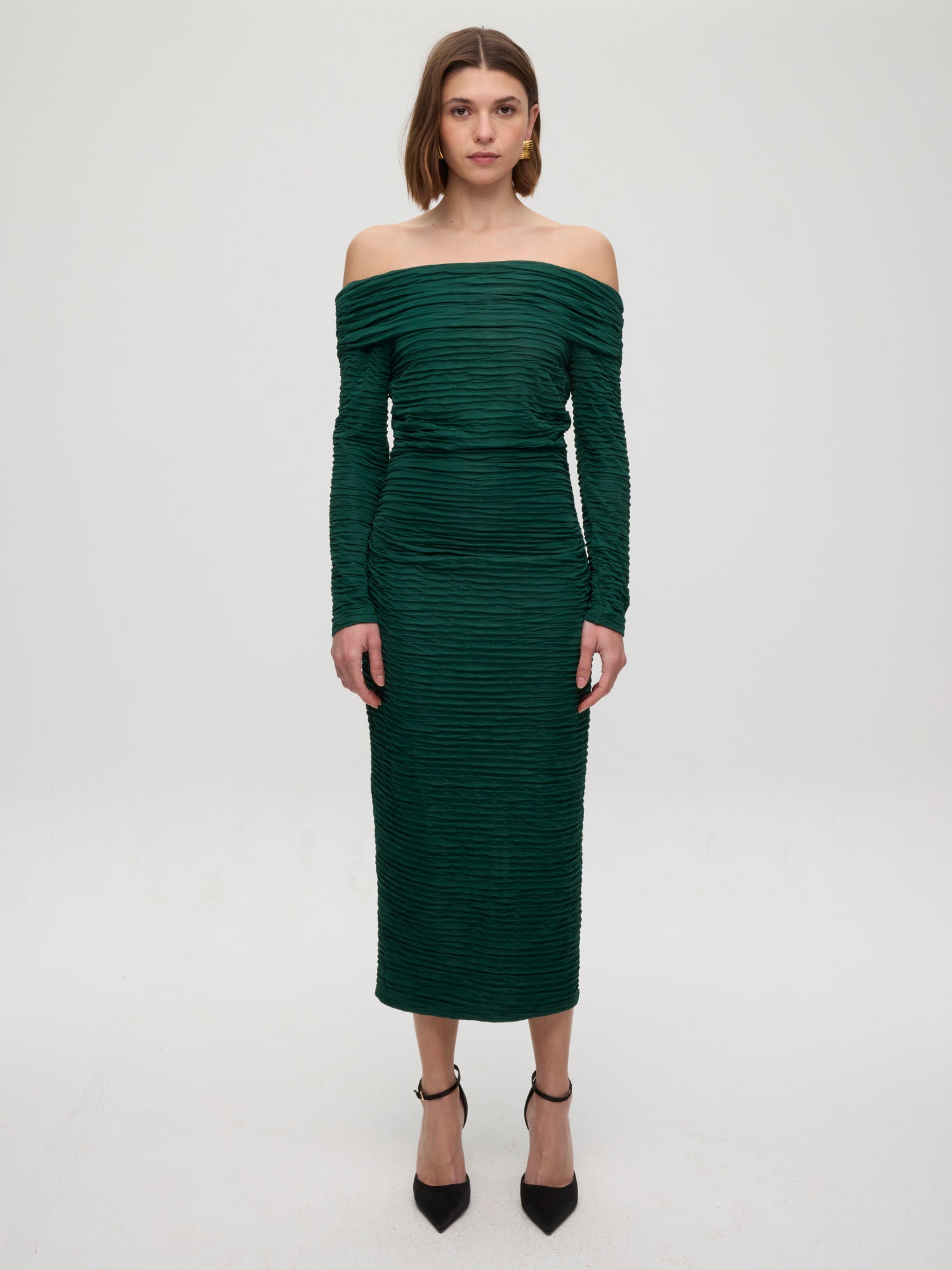 mioh | BARBERINI GREEN - Vestido escote bardot verde. Vestidos de fiesta para invitadas de boda perfectas. Marca española de moda