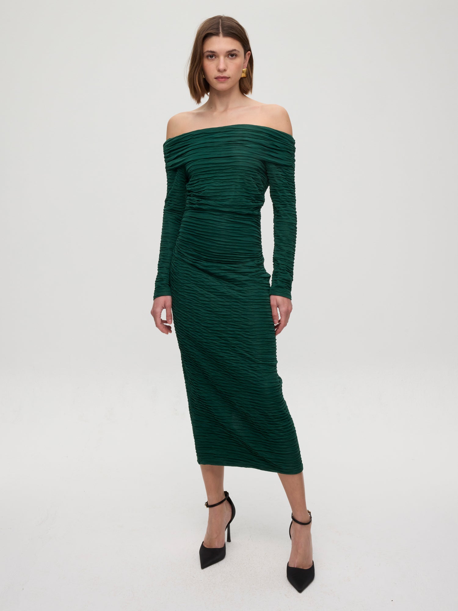 mioh | BARBERINI GREEN - Vestido escote bardot verde. Vestidos de fiesta para invitadas de boda perfectas. Marca española de moda