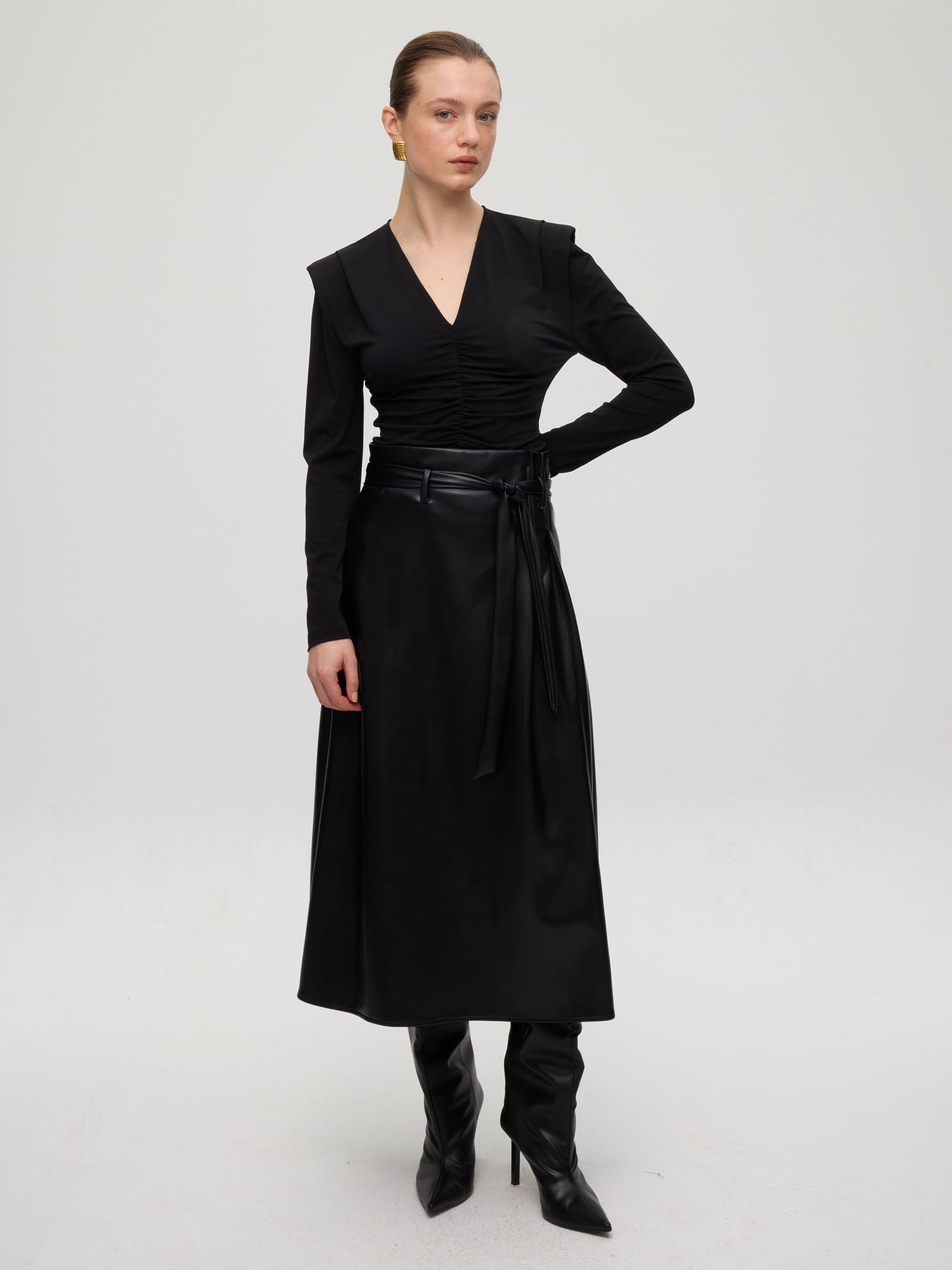 mioh | BAY - Top escote en pico drapeado negro. Vestidos de fiesta para invitadas de boda perfectas. Marca española de moda