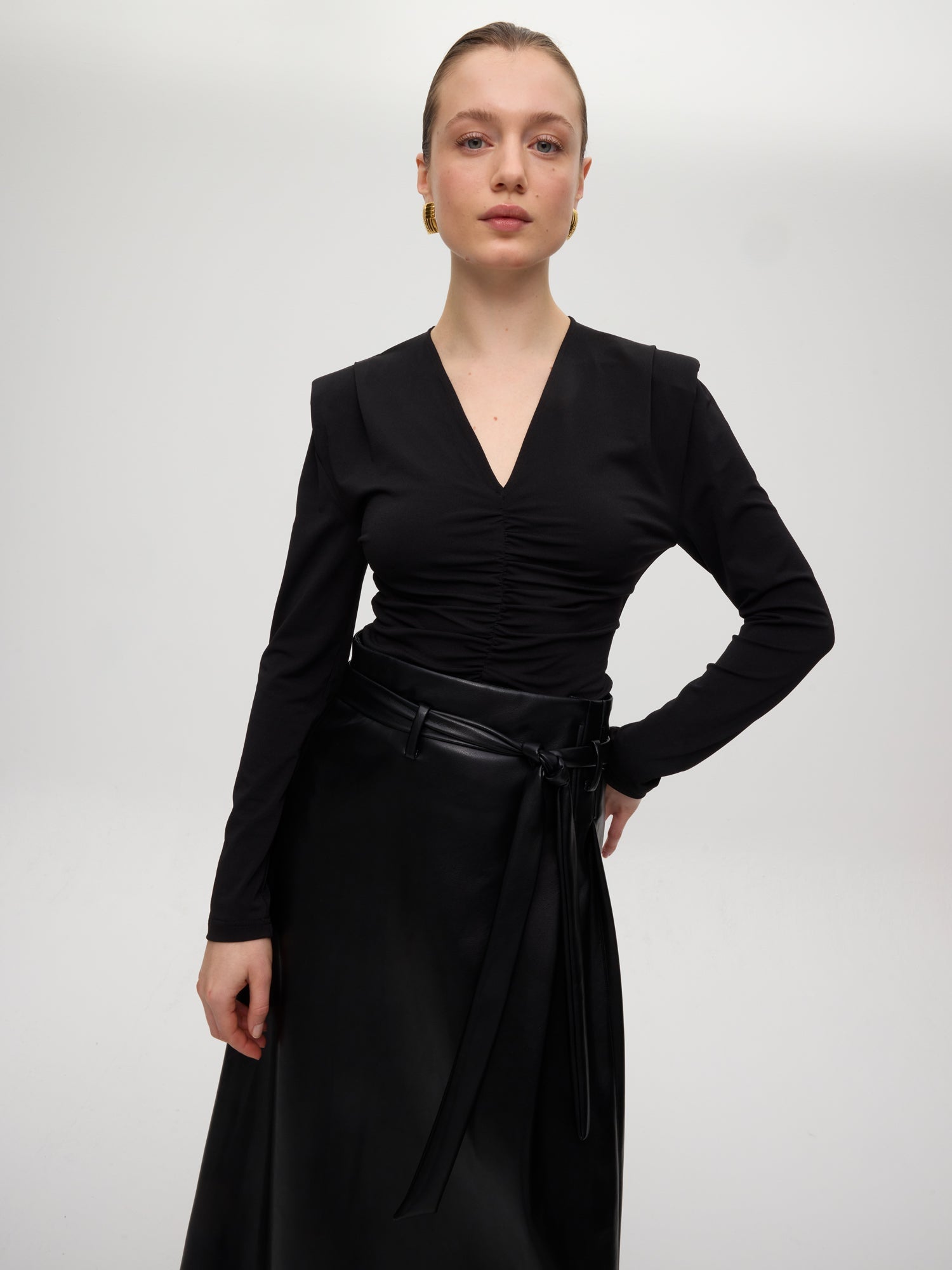 mioh | BAY - Top escote en pico drapeado negro. Vestidos de fiesta para invitadas de boda perfectas. Marca española de moda