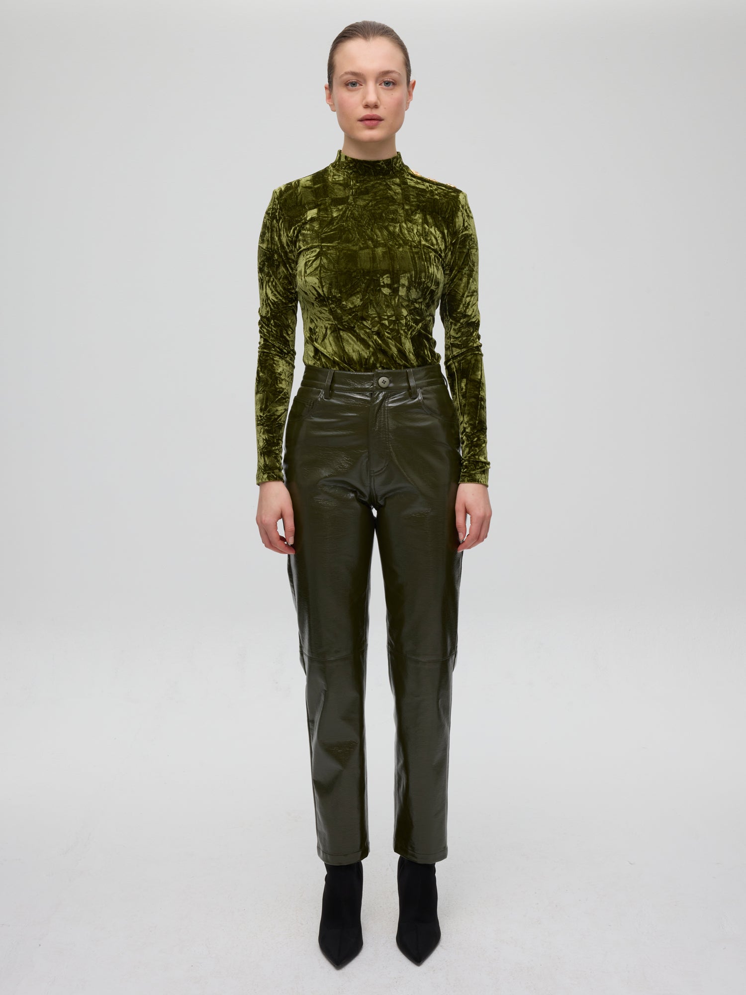 mioh | BEN GREEN - Pantalón 5 bolsillos vinilo verde. Vestidos de fiesta para invitadas de boda perfectas. Marca española de moda