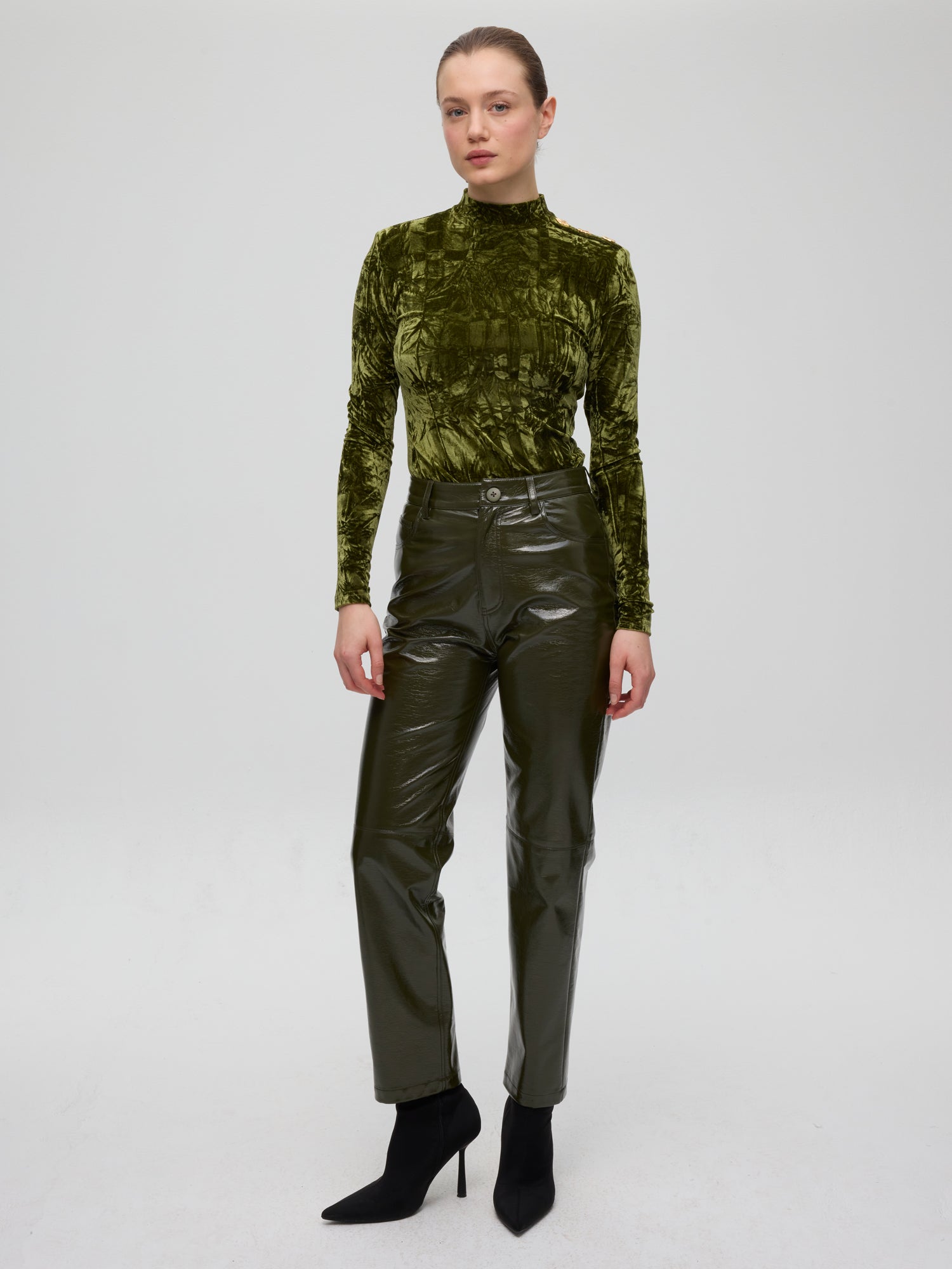 mioh | BEN GREEN - Pantalón 5 bolsillos vinilo verde. Vestidos de fiesta para invitadas de boda perfectas. Marca española de moda