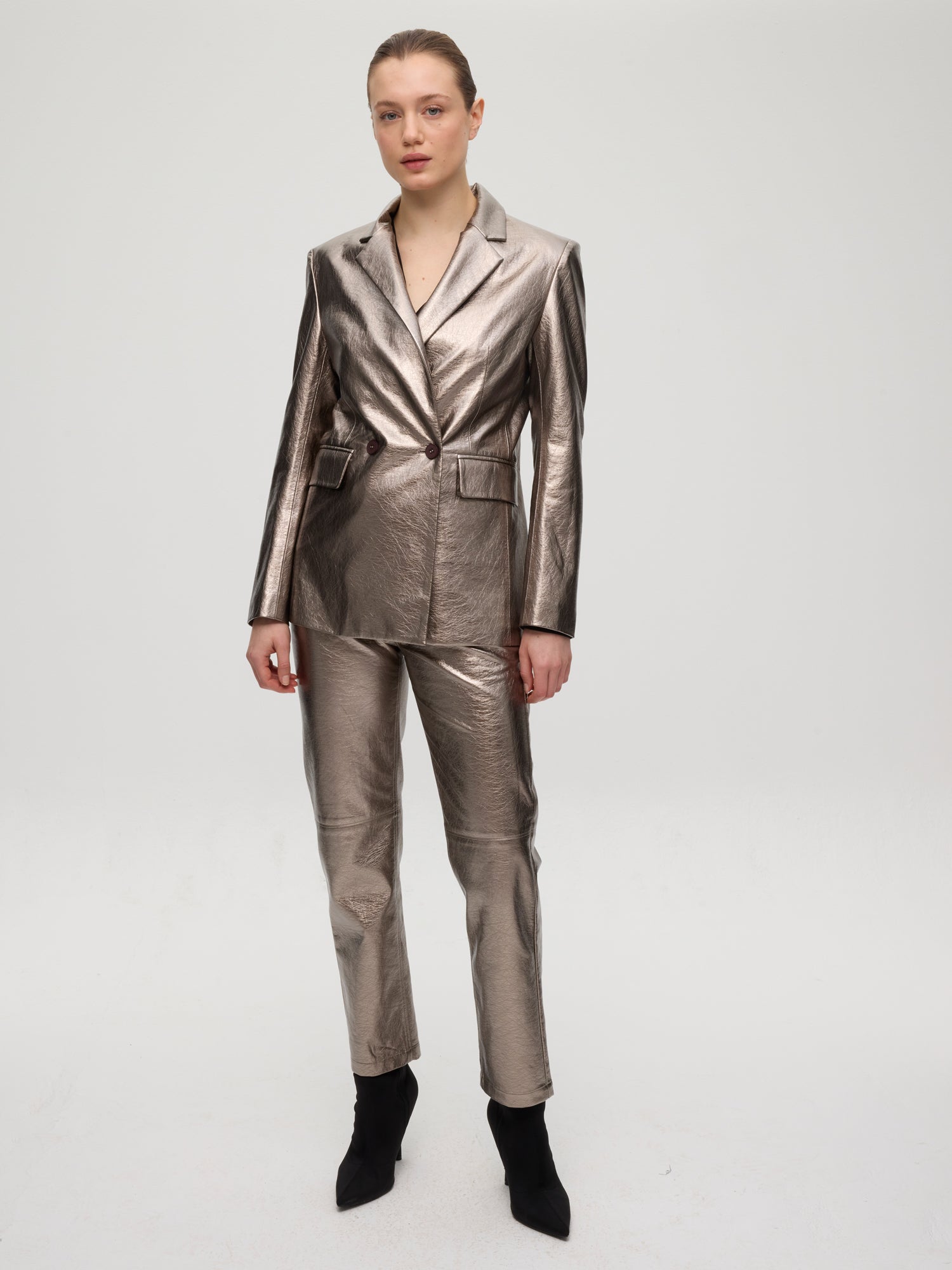mioh | BEN METAL - Pantalón 5 bolsillos plata. Vestidos de fiesta para invitadas de boda perfectas. Marca española de moda