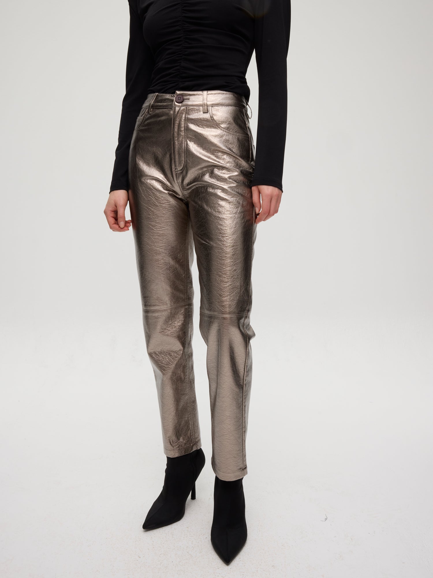 mioh | BEN METAL - Pantalón 5 bolsillos plata. Vestidos de fiesta para invitadas de boda perfectas. Marca española de moda