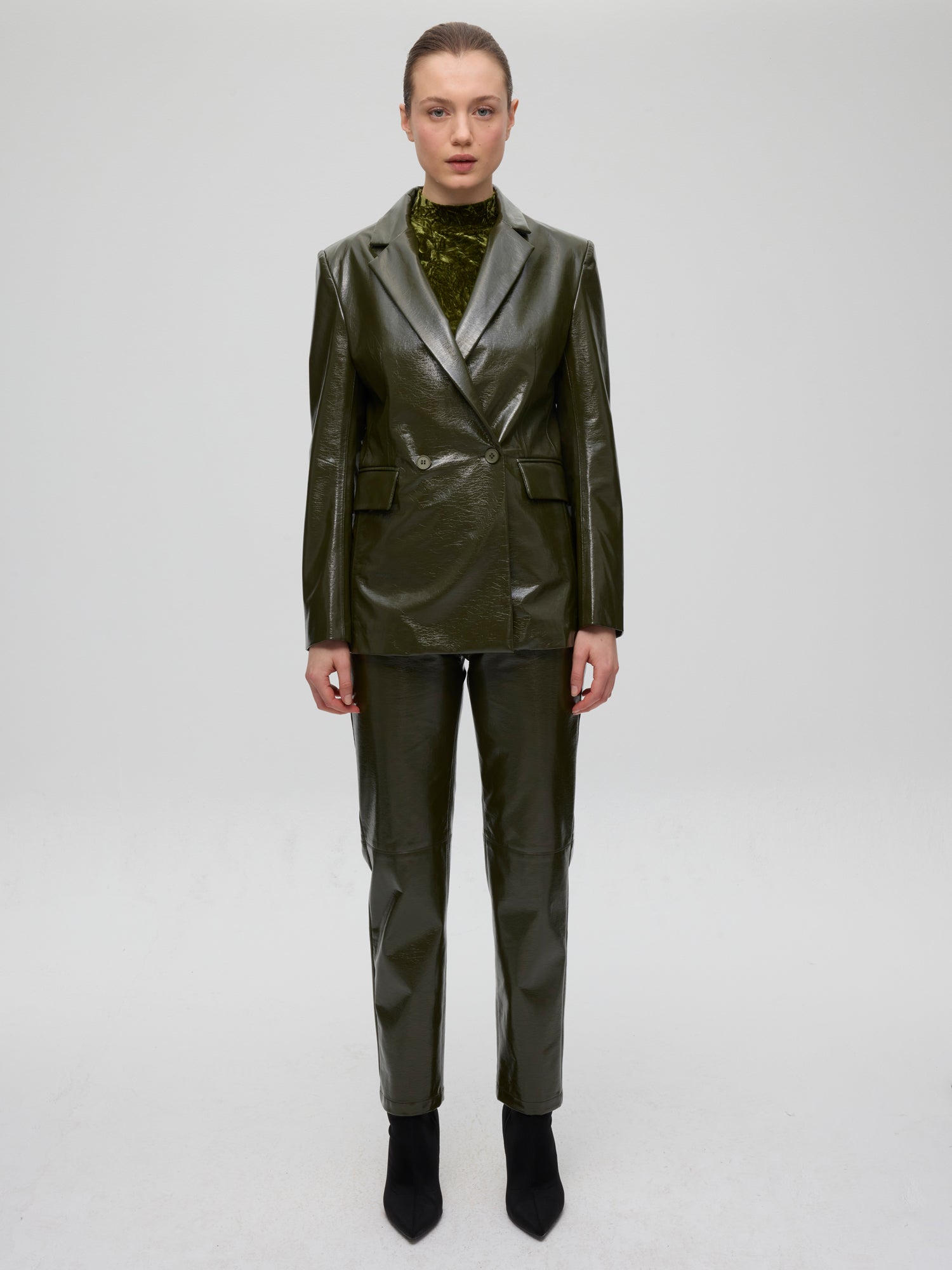 mioh | BIG GREEN - Blazer cruzada vinilo verde. Vestidos de fiesta para invitadas de boda perfectas. Marca española de moda