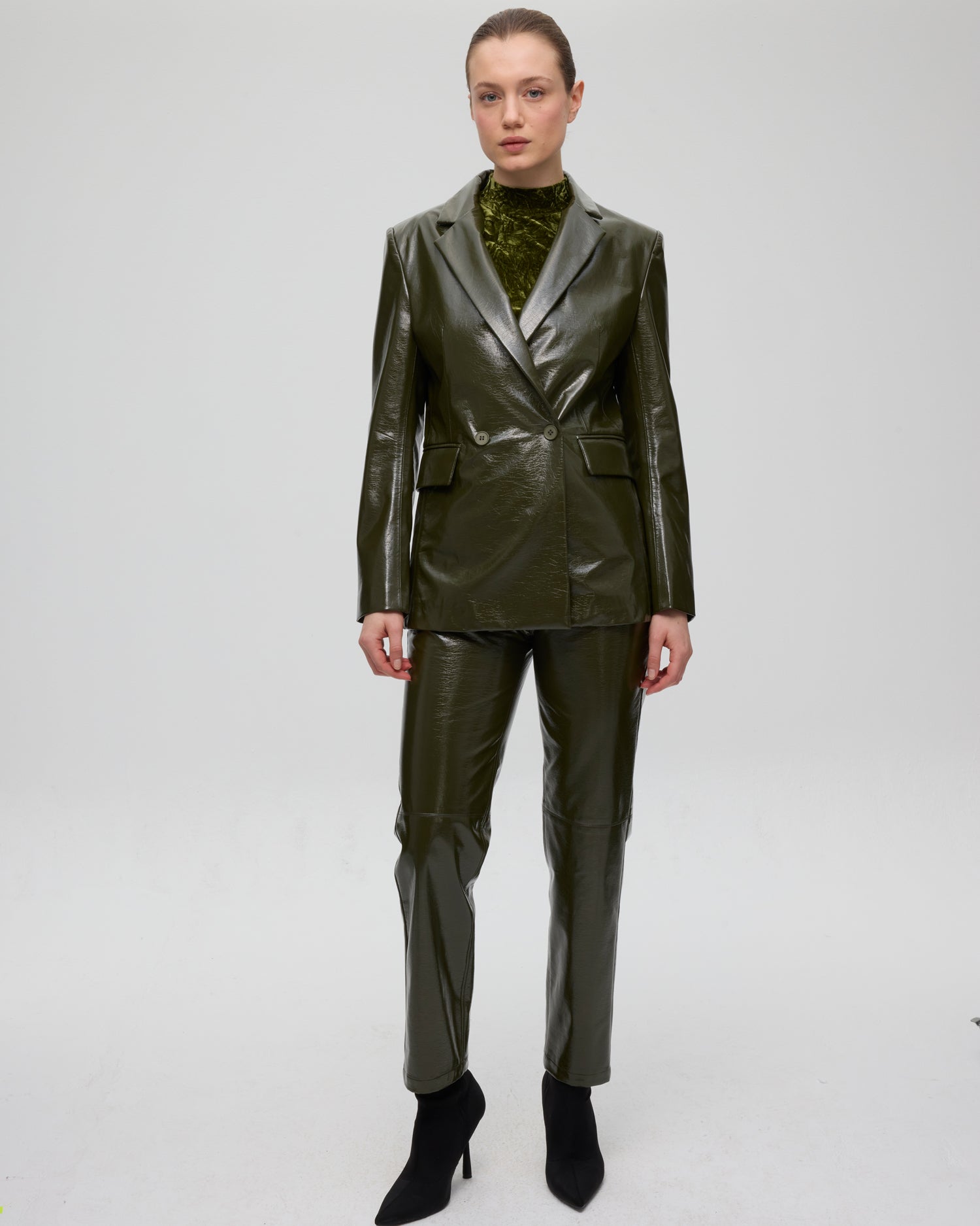 mioh | BIG GREEN - Blazer cruzada vinilo verde. Vestidos de fiesta para invitadas de boda perfectas. Marca española de moda