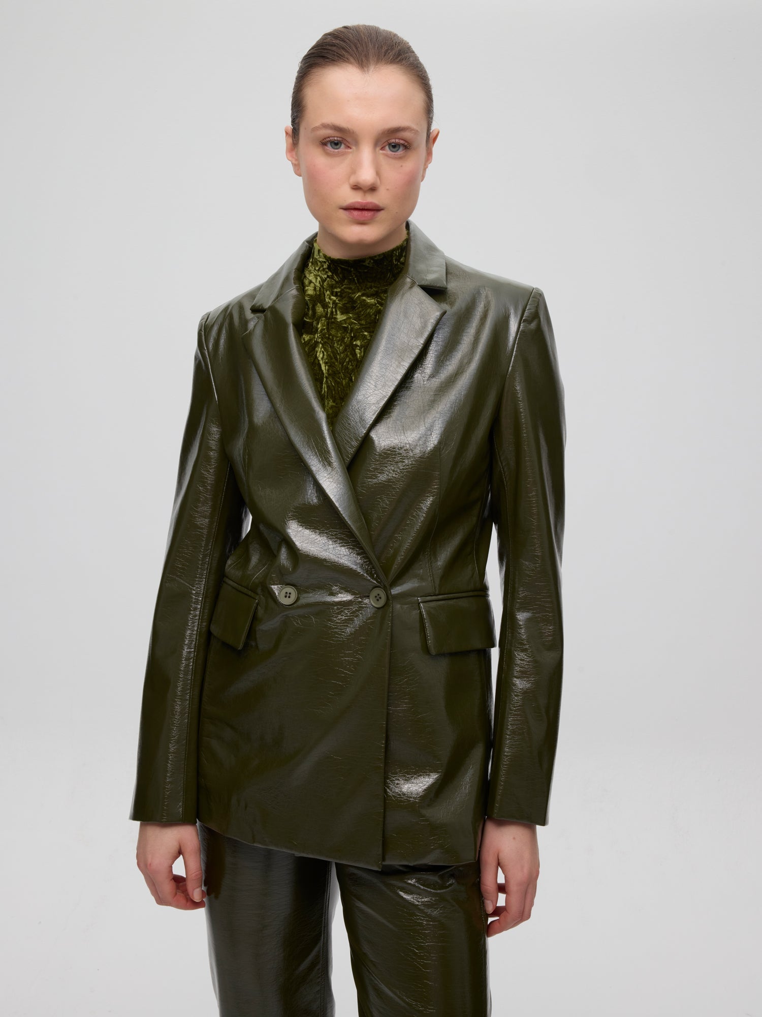 mioh | BIG GREEN - Blazer cruzada vinilo verde. Vestidos de fiesta para invitadas de boda perfectas. Marca española de moda