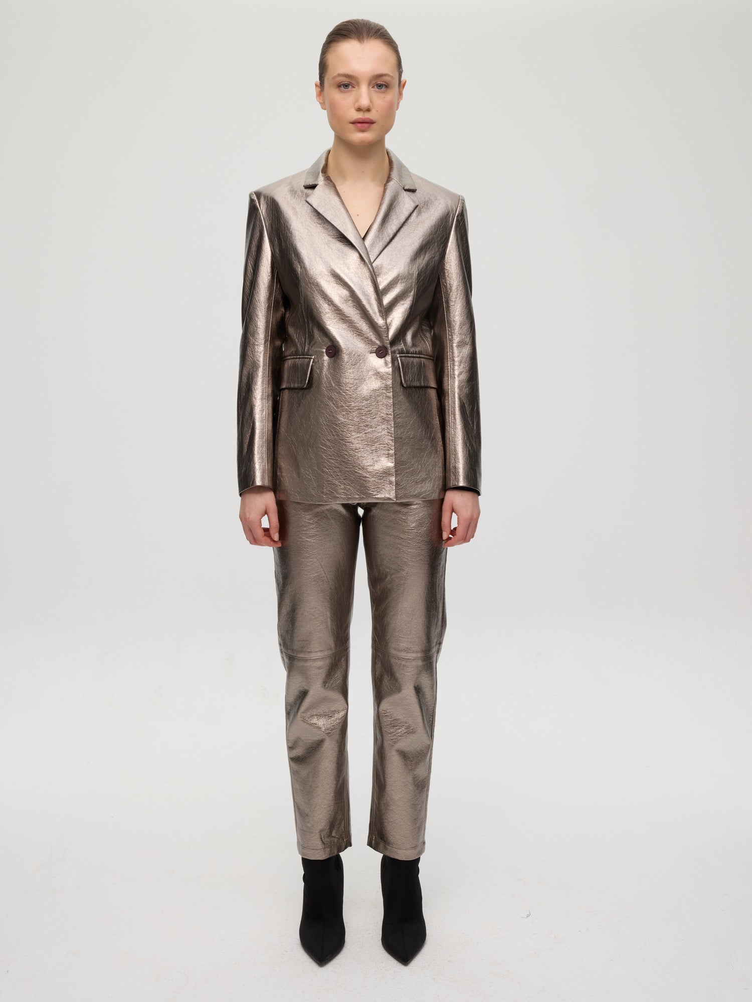 mioh | BIG METAL - Blazer cruzada plata. Vestidos de fiesta para invitadas de boda perfectas. Marca española de moda