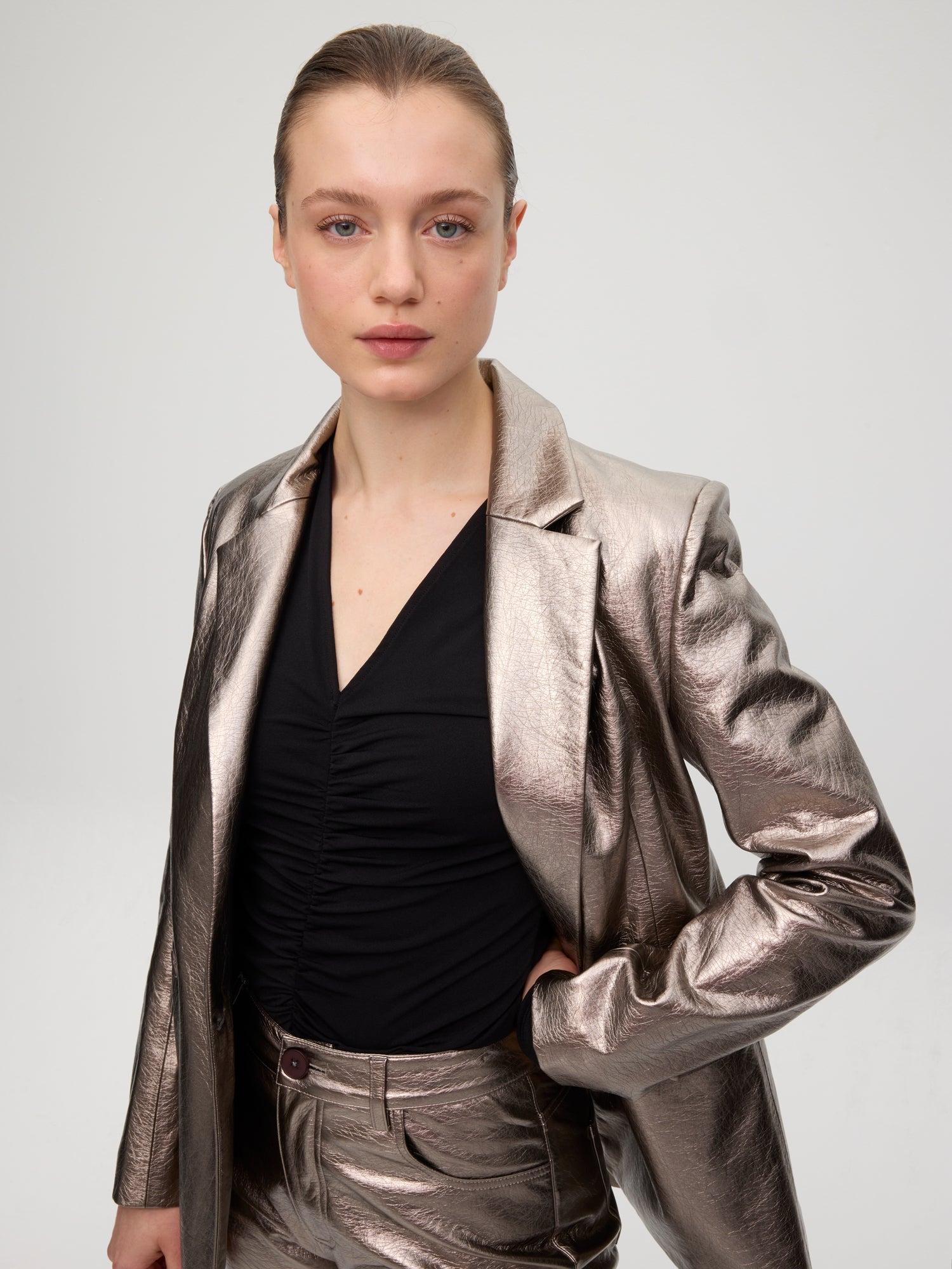 mioh | BIG METAL - Blazer cruzada plata. Vestidos de fiesta para invitadas de boda perfectas. Marca española de moda