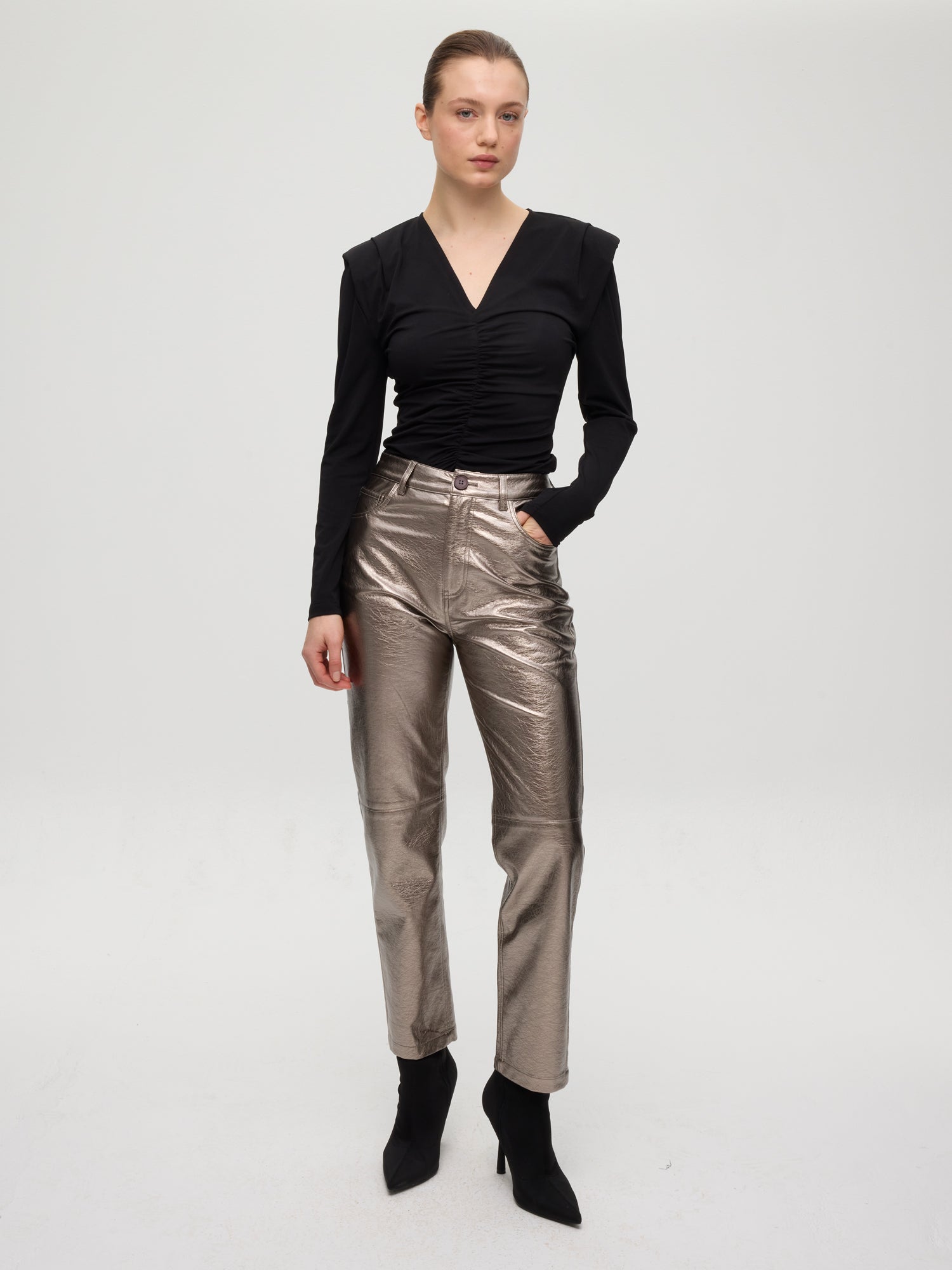 mioh | BIG METAL - Blazer cruzada plata. Vestidos de fiesta para invitadas de boda perfectas. Marca española de moda
