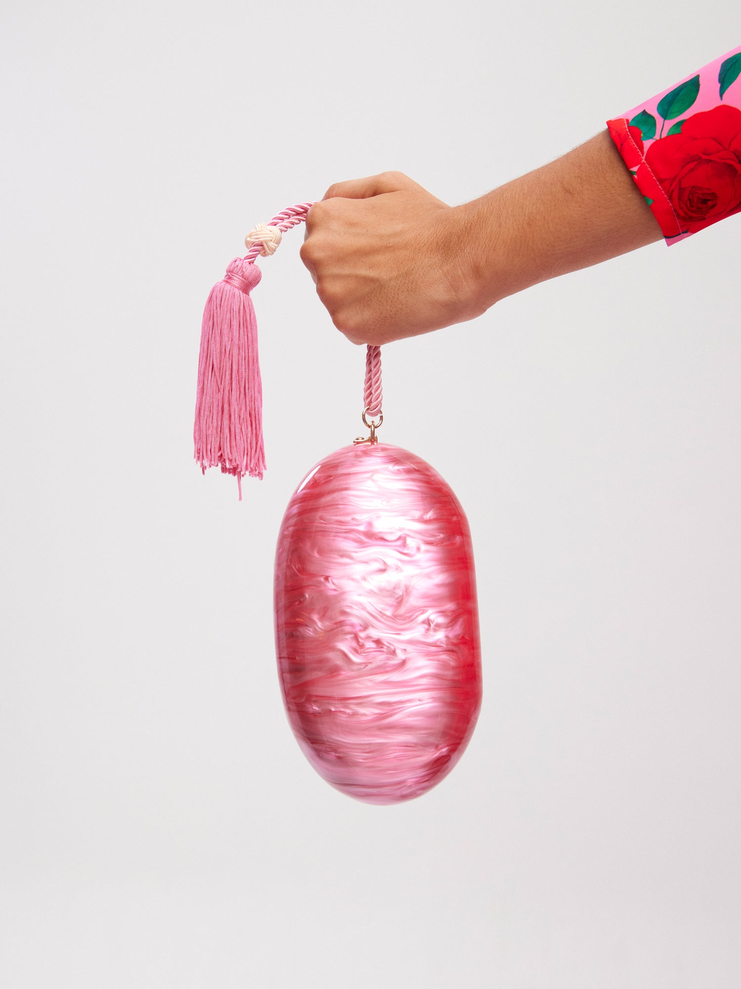 mioh | BOMBON FRESA - Bolso rosa para invitada de boda y evento