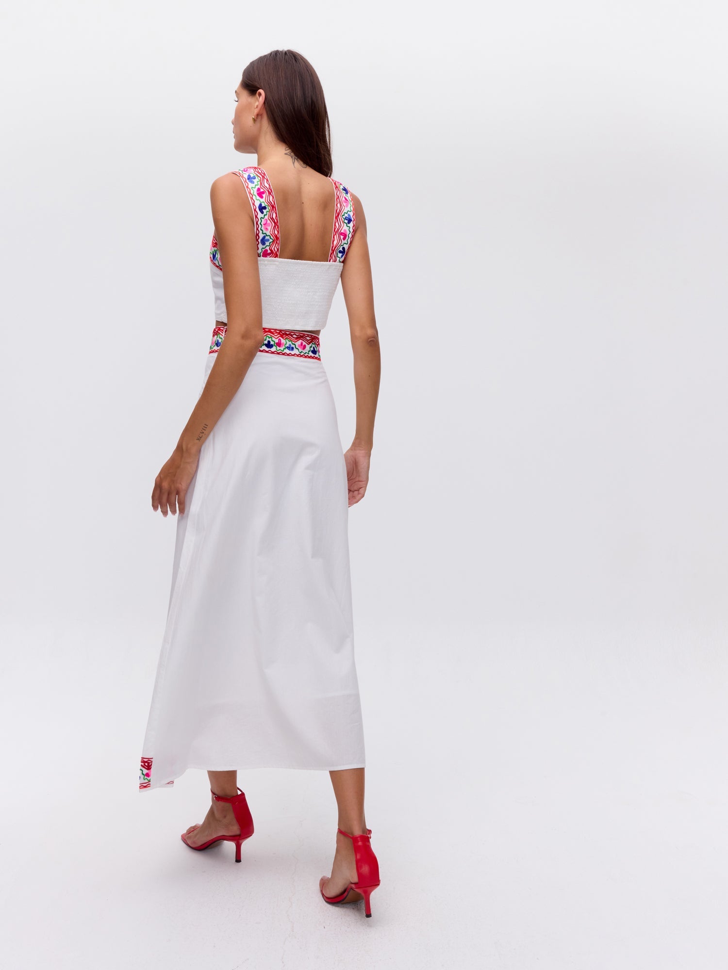 MIOH | CACAO TOP WHITE - Crop top bordado blanco para invitada de boda