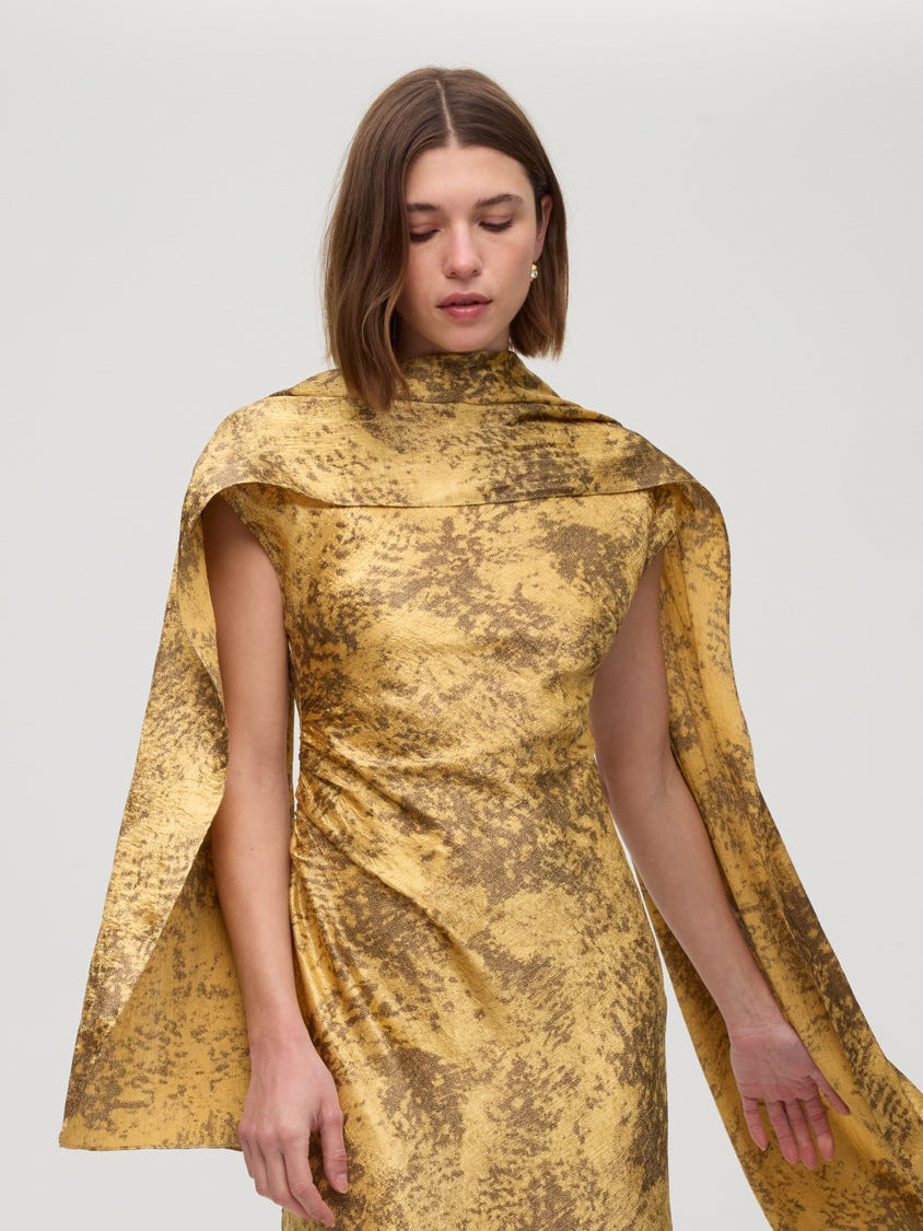 mioh | CAIRO GOLD - Capa fular dorado y marrón. Vestidos de fiesta para invitadas de boda perfectas. Marca española de moda