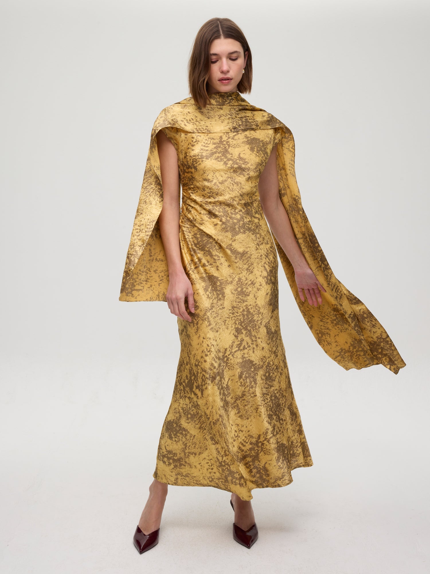 mioh | CAIRO GOLD - Capa fular dorado y marrón. Vestidos de fiesta para invitadas de boda perfectas. Marca española de moda