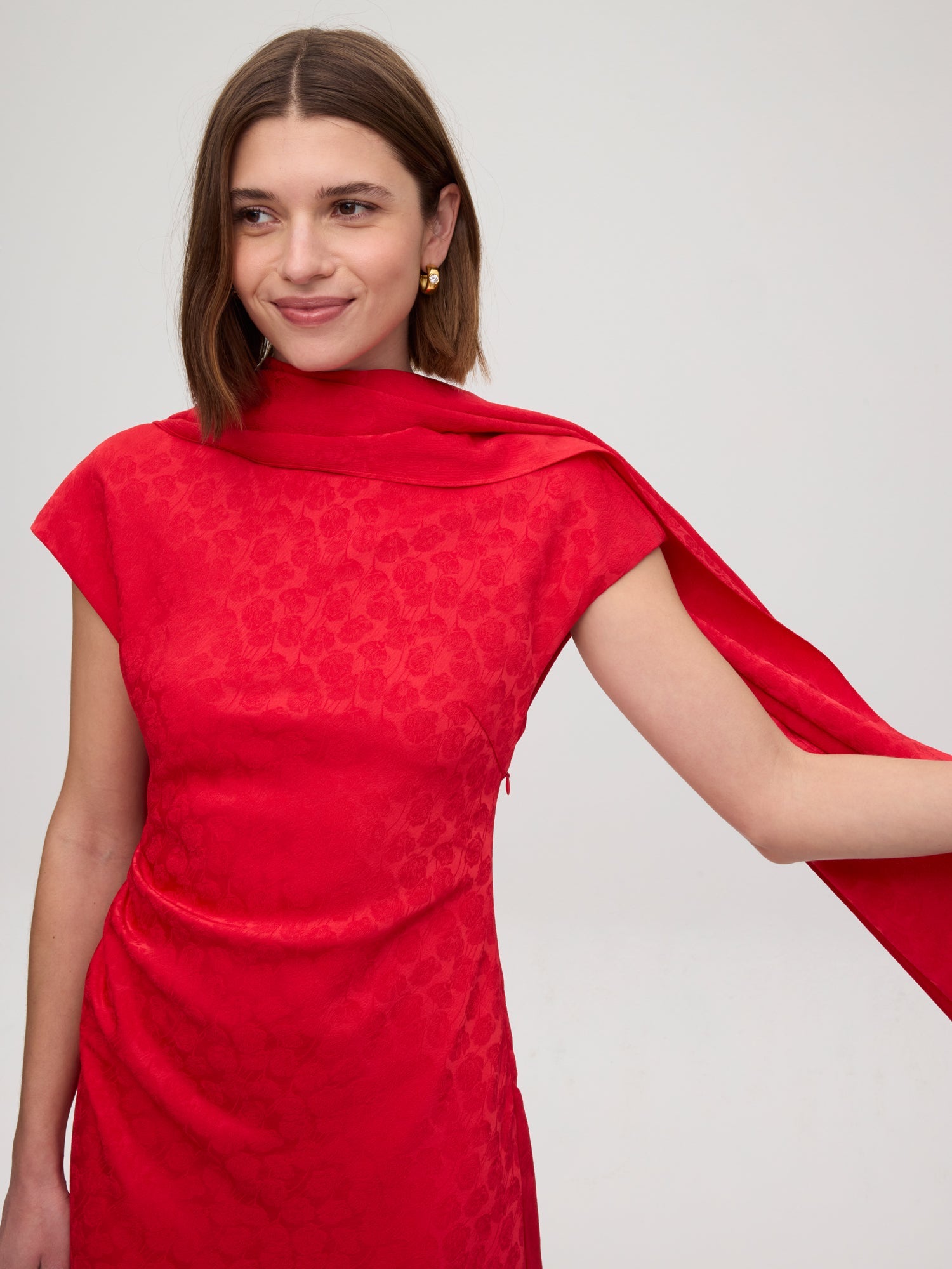 mioh | CAIRO RED - Capa fular JCQRD flores rojo. Vestidos de fiesta para invitadas de boda perfectas. Marca española de moda