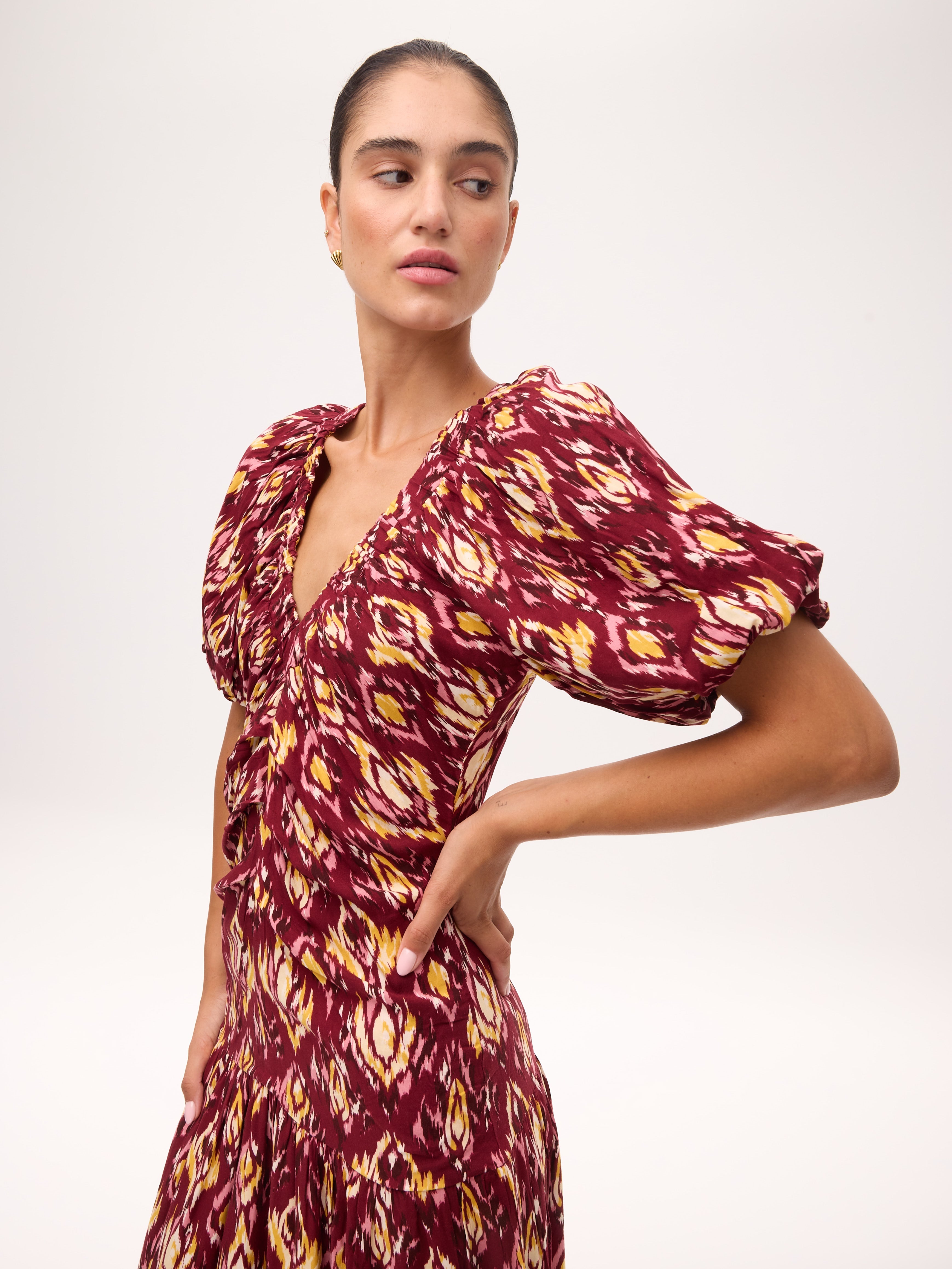 CAMILO IKAT - Vestido largo burdeos con estampado Ikat, para invitadas de boda, fiesta y eventos de primvera y verano. MIOH es la marca que eligen las influencers de España para sus eventos, como bodas y fiestas