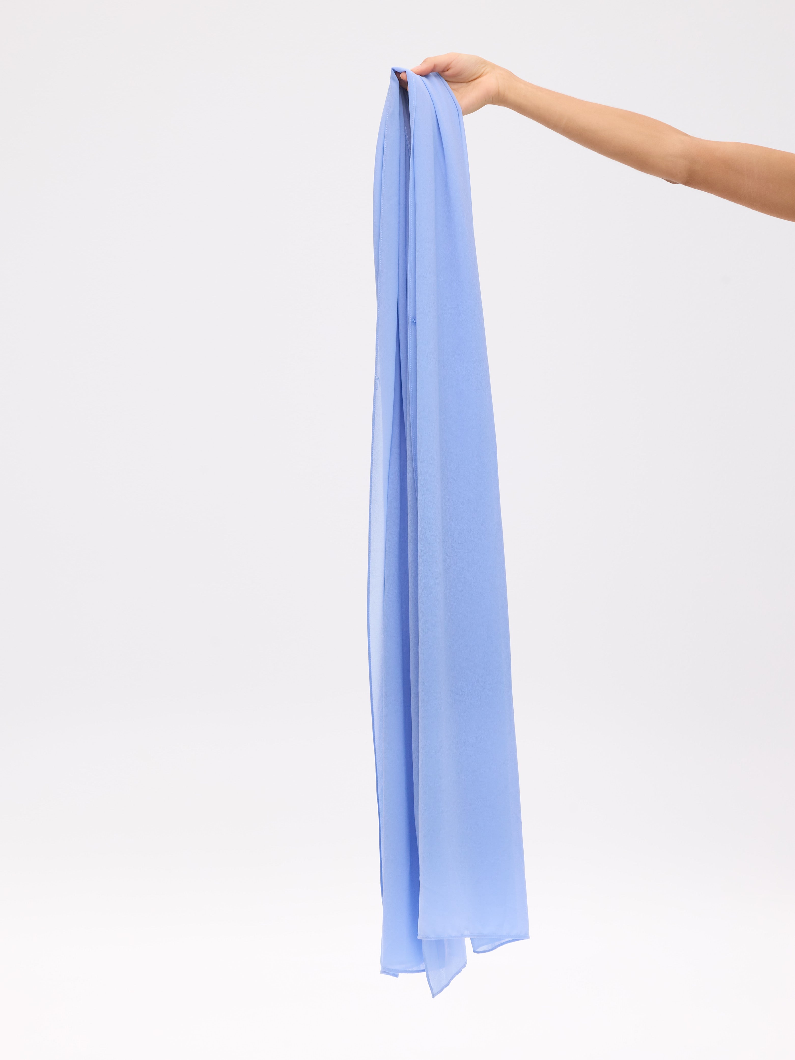 CAPE BLUE - Capa icy blue, perfecto para invitadas de boda y fiesta spring summer. MIOH es la marca española de vestidos de fiesta mas de moda, preferida por influencers y famosas de España