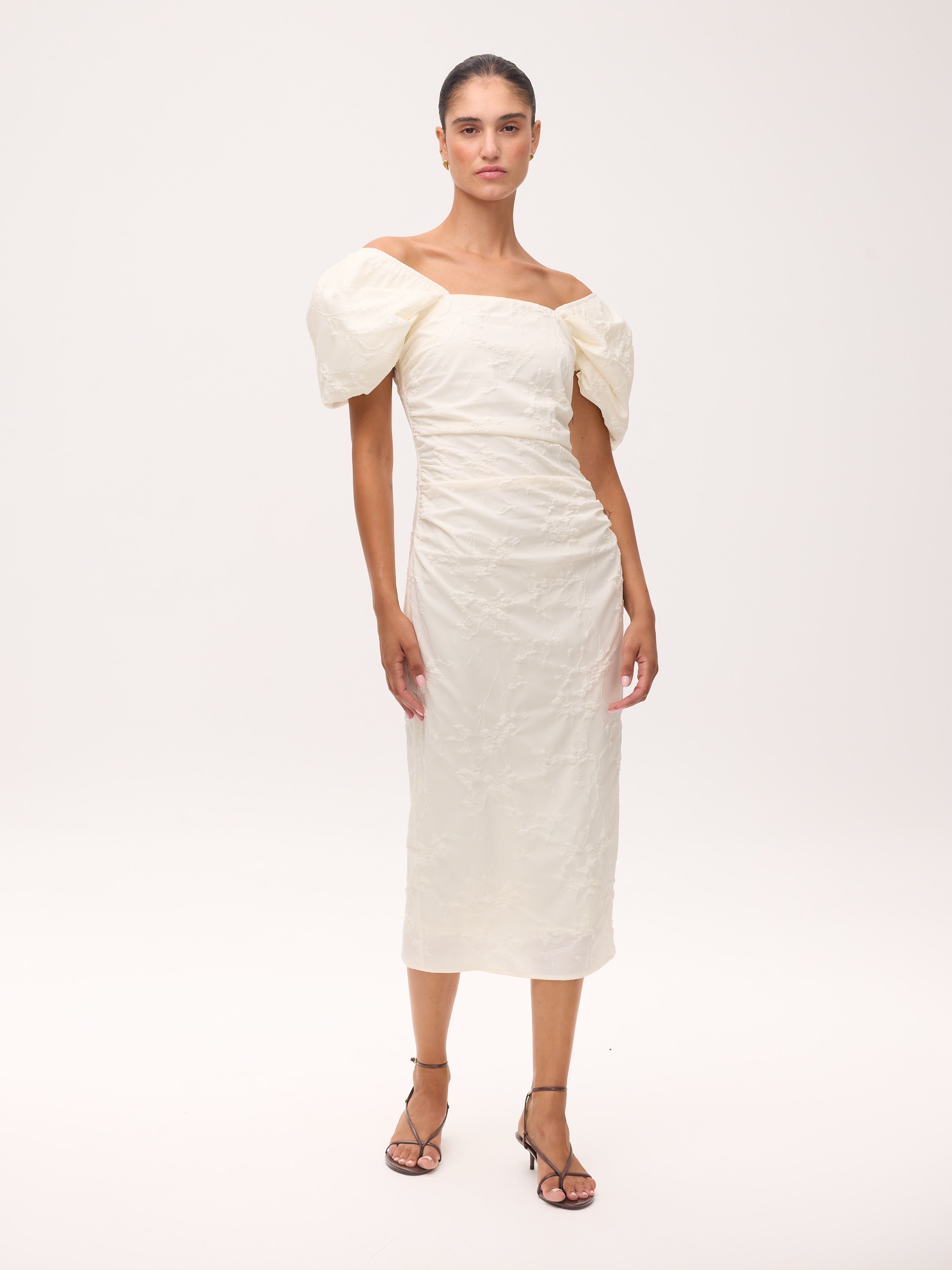 CAPULETO WHITE - Vestido escote cuadrado manga farol damasco blanco, perfecto para invitadas de boda y fiesta spring summer. MIOH es la marca de vestidos de invitada de boda y fiesta de referencia en España
