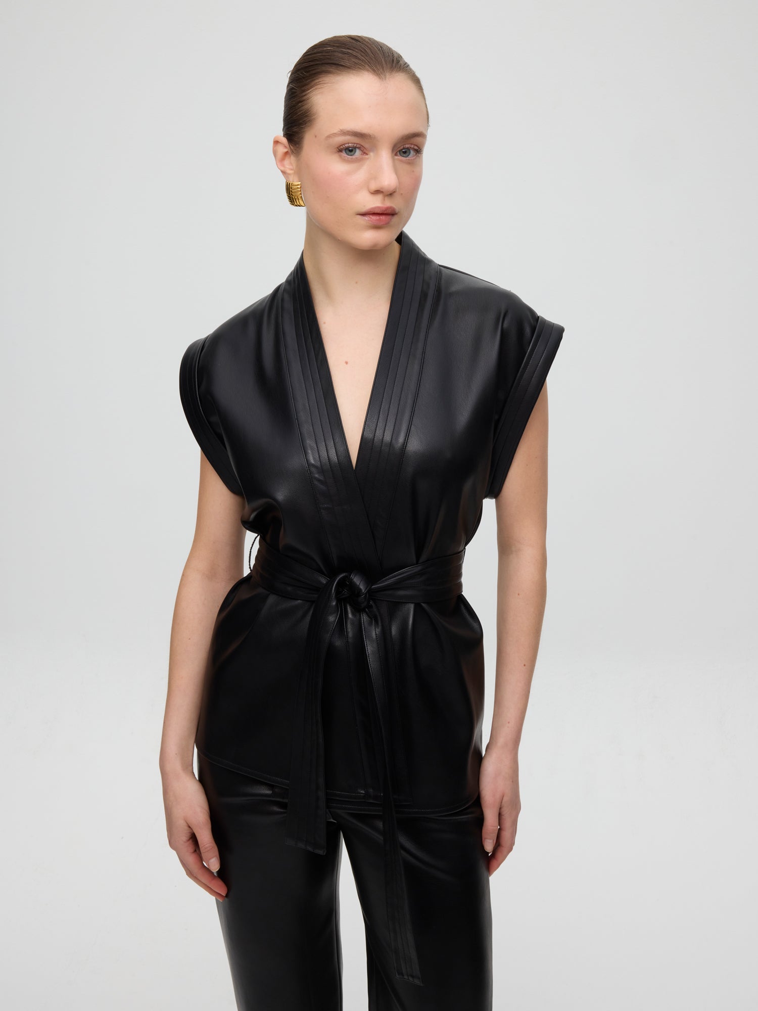 mioh | CHRYSLER - Chaleco de efecto piel negro. Vestidos de fiesta para invitadas de boda perfectas. Marca española de moda