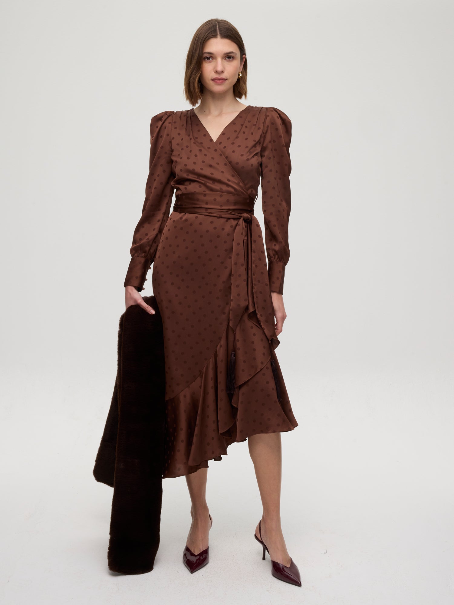 mioh | CROWD BROWN - Estola faux fur marrón. Vestidos de fiesta para invitadas de boda perfectas. Marca española de moda