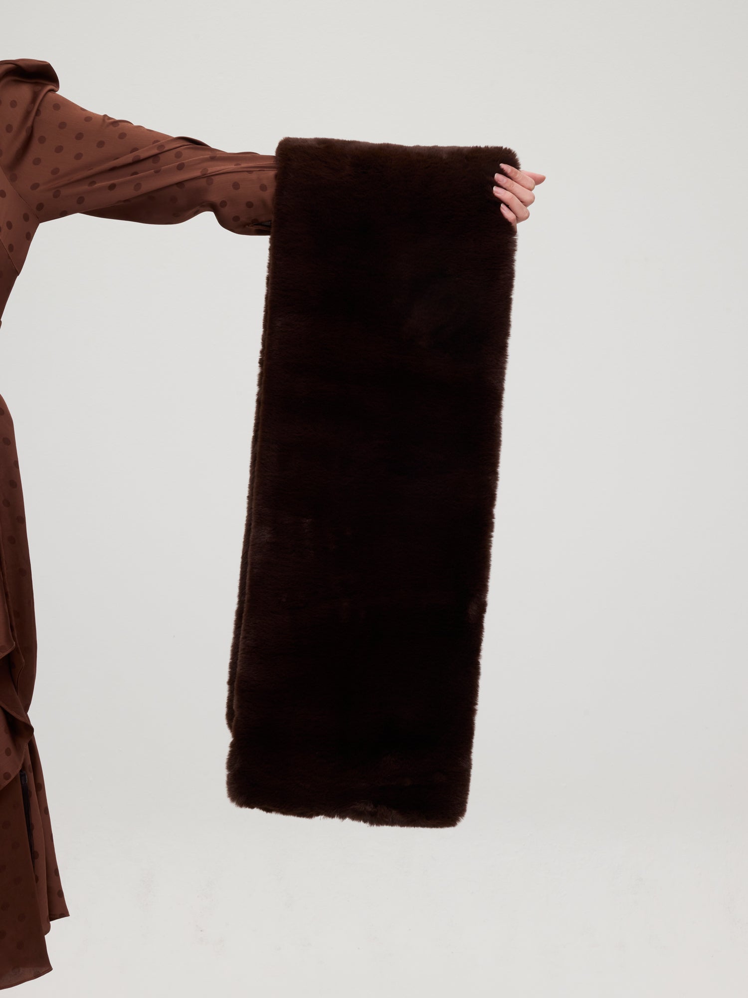 mioh | CROWD BROWN - Estola faux fur marrón. Vestidos de fiesta para invitadas de boda perfectas. Marca española de moda